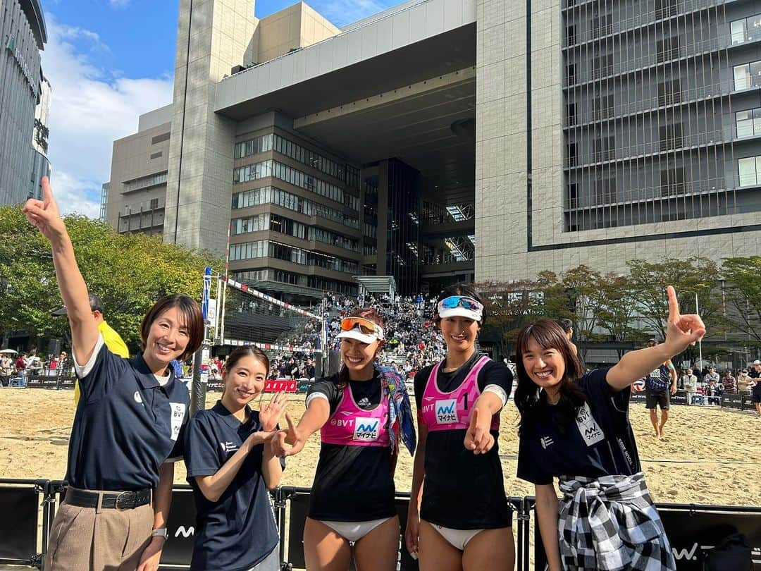 浦田聖子さんのインスタグラム写真 - (浦田聖子Instagram)「． グランフロント大阪大会2連覇の橋本村上ペアと☝️🥇 表彰台の選手の皆さんもおめでとうございます✨  会場応援、配信応援して下さった皆さんありがとうございました！遠方からの応援だったり、初観戦の方の「ビーチバレーおもしろい」もいただきましたー🙌嬉しい♡  次は10/27〜29松山大会、 11/3〜5ラスト須磨大会と残り2戦です！  #マイナビジャパンビーチバレーボールツアー　 #グランフロント大阪大会 #駅前ビーチバレー 美和とのW解説にジョイン楽しかった！ありがとー🧚」10月16日 10時13分 - satoko_urata