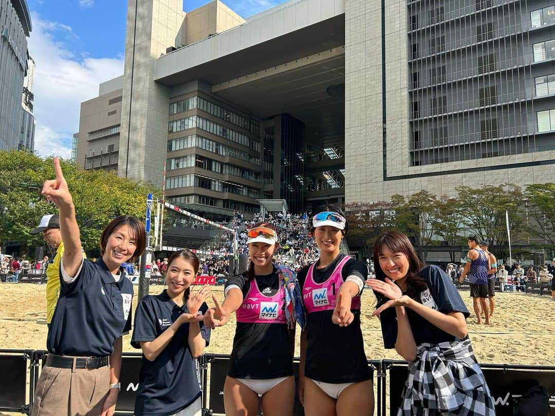 浦田聖子さんのインスタグラム写真 - (浦田聖子Instagram)「． グランフロント大阪大会2連覇の橋本村上ペアと☝️🥇 表彰台の選手の皆さんもおめでとうございます✨  会場応援、配信応援して下さった皆さんありがとうございました！遠方からの応援だったり、初観戦の方の「ビーチバレーおもしろい」もいただきましたー🙌嬉しい♡  次は10/27〜29松山大会、 11/3〜5ラスト須磨大会と残り2戦です！  #マイナビジャパンビーチバレーボールツアー　 #グランフロント大阪大会 #駅前ビーチバレー 美和とのW解説にジョイン楽しかった！ありがとー🧚」10月16日 10時13分 - satoko_urata