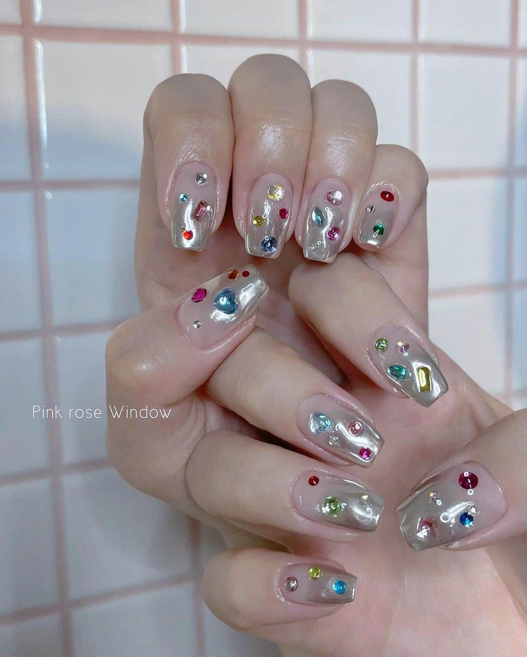 KAI32のインスタグラム：「. @kurumi.momose くるみちゃんのNew nail💎 . シルバーベースにランダムにストーンを散りばめました♡ フットはちゅるんとシンプルに。 使用カラーは　@lilygel.nail の シアースキンコレクションSS03 ピンクベージュを使用🩰 . いつもご来店ありがとうございます😌🤍 . . #pinkrosewindow #pink_rose_window」
