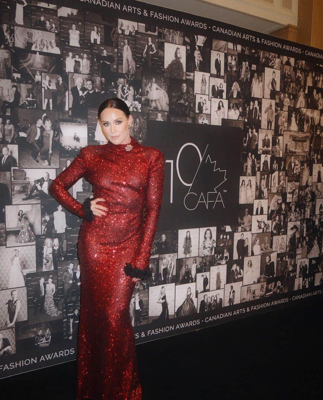 テッサ・ヴァーチュさんのインスタグラム写真 - (テッサ・ヴァーチュInstagram)「Had the privilege of celebrating Canadian arts and fashion last night as a presenter at the @cafawards ✨  It was particularly special to don this @whytecouture gown, designed and handcrafted by the incredible mother-daughter duo behind the brand.  Congratulations to all the nominees and @cafawards winners. I was so inspired to be in a room full of risk takers, trend setters, and community difference-makers.   Hair: @hello.kells  Makeup: @hannahbronwynmu  Content and +1 👯‍♀️: @rebeccapilozo  Dress: @whytecouture」10月16日 10時24分 - tessavirtue17