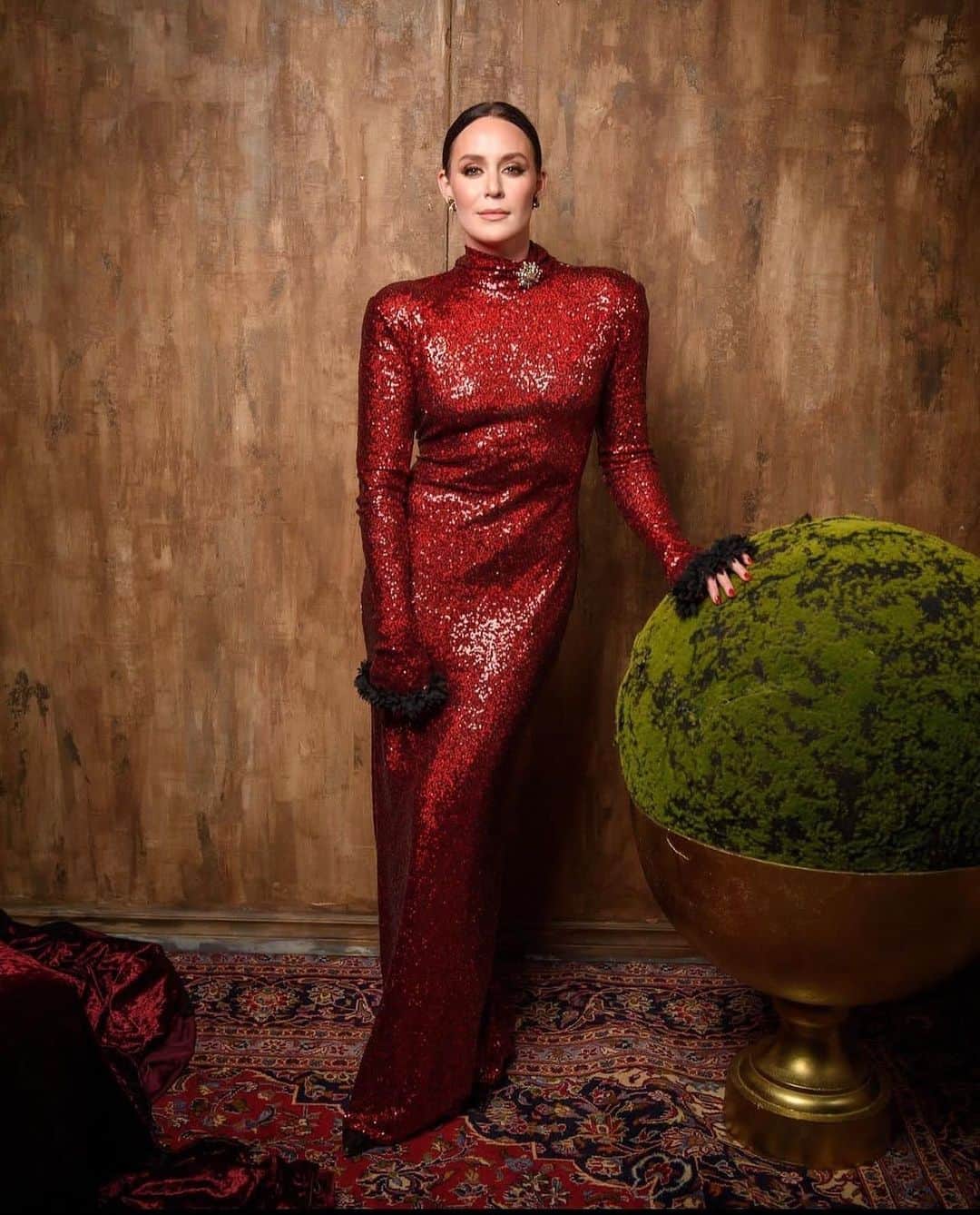 テッサ・ヴァーチュのインスタグラム：「Had the privilege of celebrating Canadian arts and fashion last night as a presenter at the @cafawards ✨  It was particularly special to don this @whytecouture gown, designed and handcrafted by the incredible mother-daughter duo behind the brand.  Congratulations to all the nominees and @cafawards winners. I was so inspired to be in a room full of risk takers, trend setters, and community difference-makers.   Hair: @hello.kells  Makeup: @hannahbronwynmu  Content and +1 👯‍♀️: @rebeccapilozo  Dress: @whytecouture」