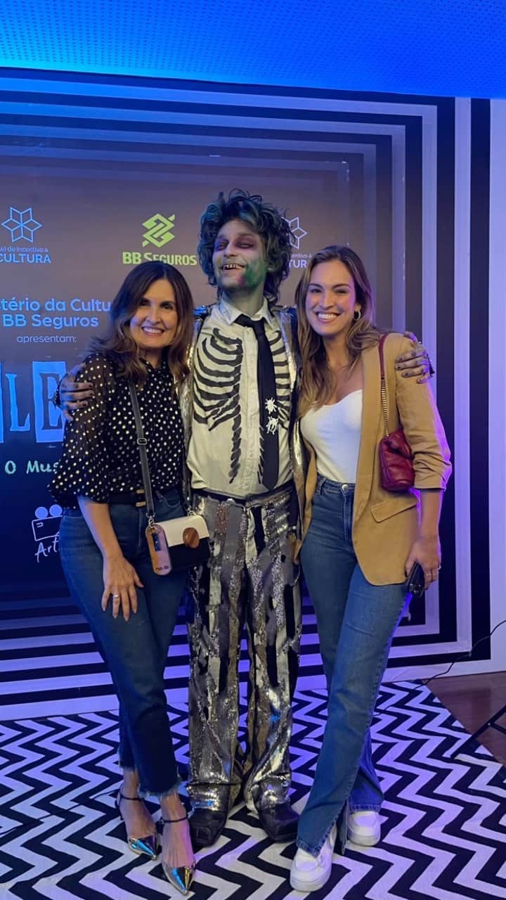ファチマ・ベルナルデスのインスタグラム：「Que feriadão especial com meu amor. Tivemos  encontro com os amigos @reginacase, Vladimir, Adriana. O #AssimComoAGente estreou no @gnt. Fomos assistir ao filme “Meu nome é Gal” com a querida @sophiecharlotte1. Comemoramos os 62 anos de casados dos meus pais. E fechamos o domingo com o divertido #Beetlejuice. Que orgulho ver tanta gente talentosa no palco. Que produção incrível. Parabéns, @tadeuaguiaroficial. Meu amigo @sterblitch, você brilha muito. ❤️」