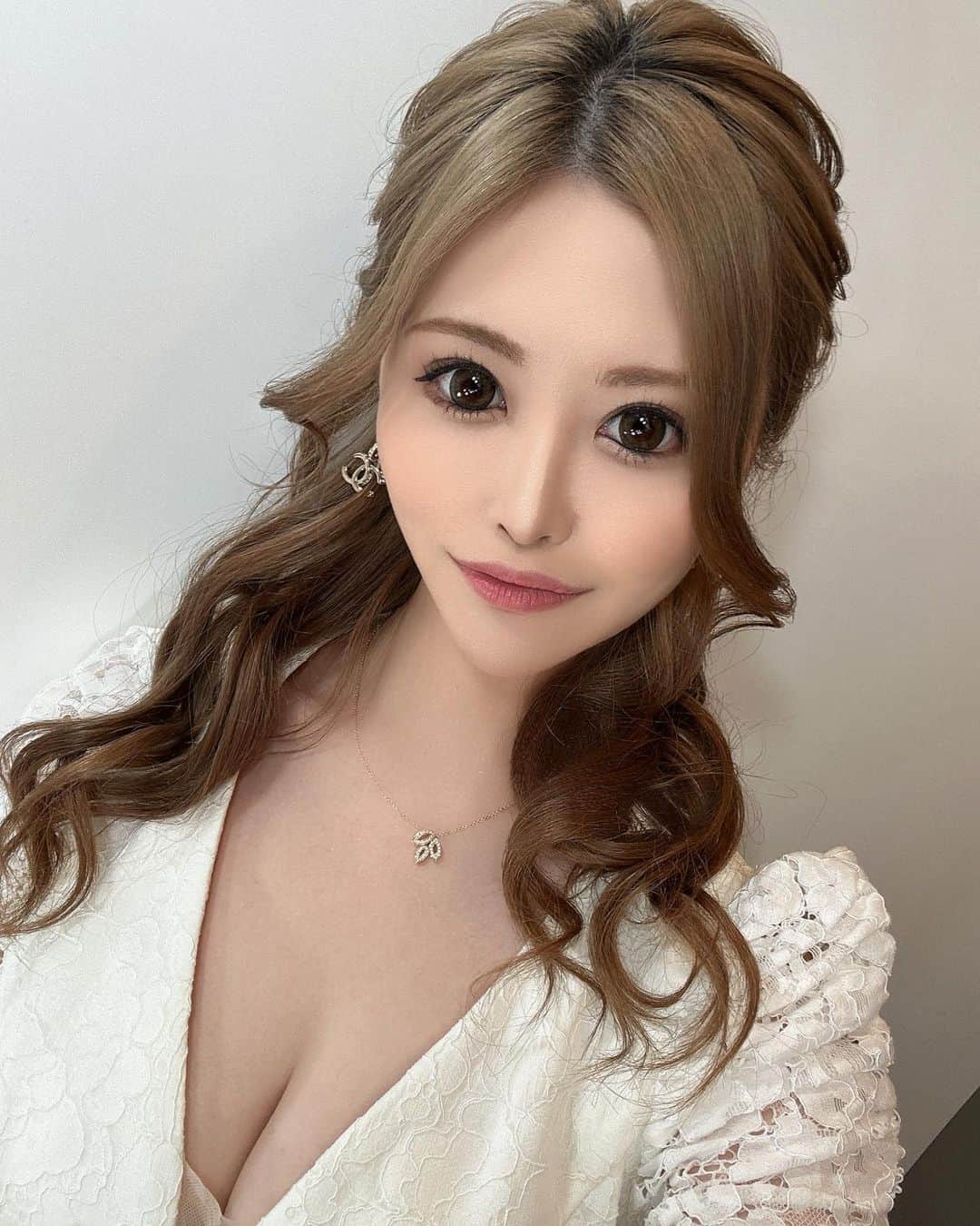 MIURAMAIのインスタグラム：「こんにちは🫶🏻  ポセに入って もうすぐ半年です🤭  時の流れがはやすぎて もう気づいたら年末目前😳  ライバーが本業なので 長期休みを取ったりもしてますが ポセのおかげで楽しく六本木でも 過ごすことが出来ています✨️  昔の自分は今の自分を 全く想像出来なかったけど 人ってどんどん変わっていくんだなと 痛感してる🥴  今のまいの夢は 一言では言い表せないけど 周りのみんなと幸せになりたい🫶🏻  ここ数ヶ月で 天国と地獄を味わったけど 不思議と辛い事の方が 印象に残ってしまうタイプ😢  楽しかったことはもちろん ちゃんと覚えてるんだけど そのせいかな？ 楽しかったことが楽しすぎたせいで 辛いって思うみたいなやつ？  どちらにせよ 頼むから何もかも上手くいってくれ😭  どうしても会いたいけど会えない人がいる。  周りの人に助けられながら どうにか気持ちの整理して 前向きに生きてる感じ😢  もう無かったことにして頑張れとか 言われてもそう簡単な話ではなくて 絶対なにか方法はあると思ってる。  いつか全てが解決したら 笑い話にするつもりでいる。  2023年マイにとって 本当に刺激的な1年だった。  どうかどうか最後は笑って 終われますように🙏🏻  大丈夫！絶対大丈夫！  信じることで上手くいくなら マイはどこまでも信じる🤝🏻  そしてどこまでも味方だよ。」