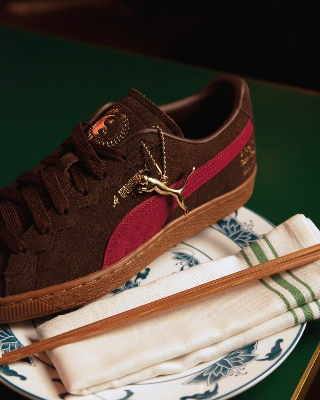 アトモスのインスタグラム：「. PUMA SUEDE STAPLE / SLIPSTREAM STAPLE  STAPLEとのコラボレーションより、1968年の登場より、スニーカーファンより愛されてきたPUMA SUEDEとSLIPSTREAMが登場。 SUEDEはアッパーのスウェード、ヒールやクォーターのコラボレーションならではの特別なロゴやデザインが特徴。ゴールドのプーマキャットのチャームがアクセントになった一足となっております。SLIPSTREAMのアッパーのスウェード、シュータンにメッシュを施し、コラボレーションならではの特別なロゴやデザイン。ソールにはラバー素材を使用しており、安定した履き心地となっております。スニーカーの発売に加えて、コラボレーションアパレルも展開。陰陽を表現したプリント、STAPLEのグラフィックがデザインのアクセントになっています。本商品は10月19日(木)よりatmos 各店（一部店舗除く）、atmos オンラインにて発売致します。  In collaboration with STAPLE, PUMA SUEDE and SLIP STREAM, which have been loved by sneaker fans since their introduction in 1968, are now available. SUEDE features a special logo and design unique to the suede upper, heel and quarter collaboration. The pair is accented with a gold Puma cat charm. SLIPSTREAM's suede upper, mesh on the tongue, and special logos and designs unique to the collaboration. The sole is made of rubber material, making it stable and comfortable to wear. In addition to the release of sneakers, collaboration apparel is also being developed. A print expressing yin and yang and STAPLE graphics accent the design. This product will be on sale at atmos stores (excluding some stores) and atmos online from October 19th (Thursday).  #atmos#puma#staple」