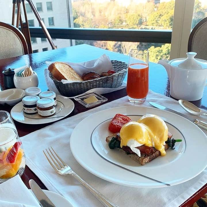 The Peninsula Tokyo/ザ・ペニンシュラ東京のインスタグラム：「美しい秋空が広がった東京の朝。広々としたグランドプレミアスイートのお部屋でゆっくりと朝食をどうぞ。🍴 @mk_doraemon 素敵なお写真をシェアしてくださり、ありがとうございました！  Start the day right with a breakfast in the comfort of your room. Thank you @mk_doraemon for sharing your #penmoments with us!😊」