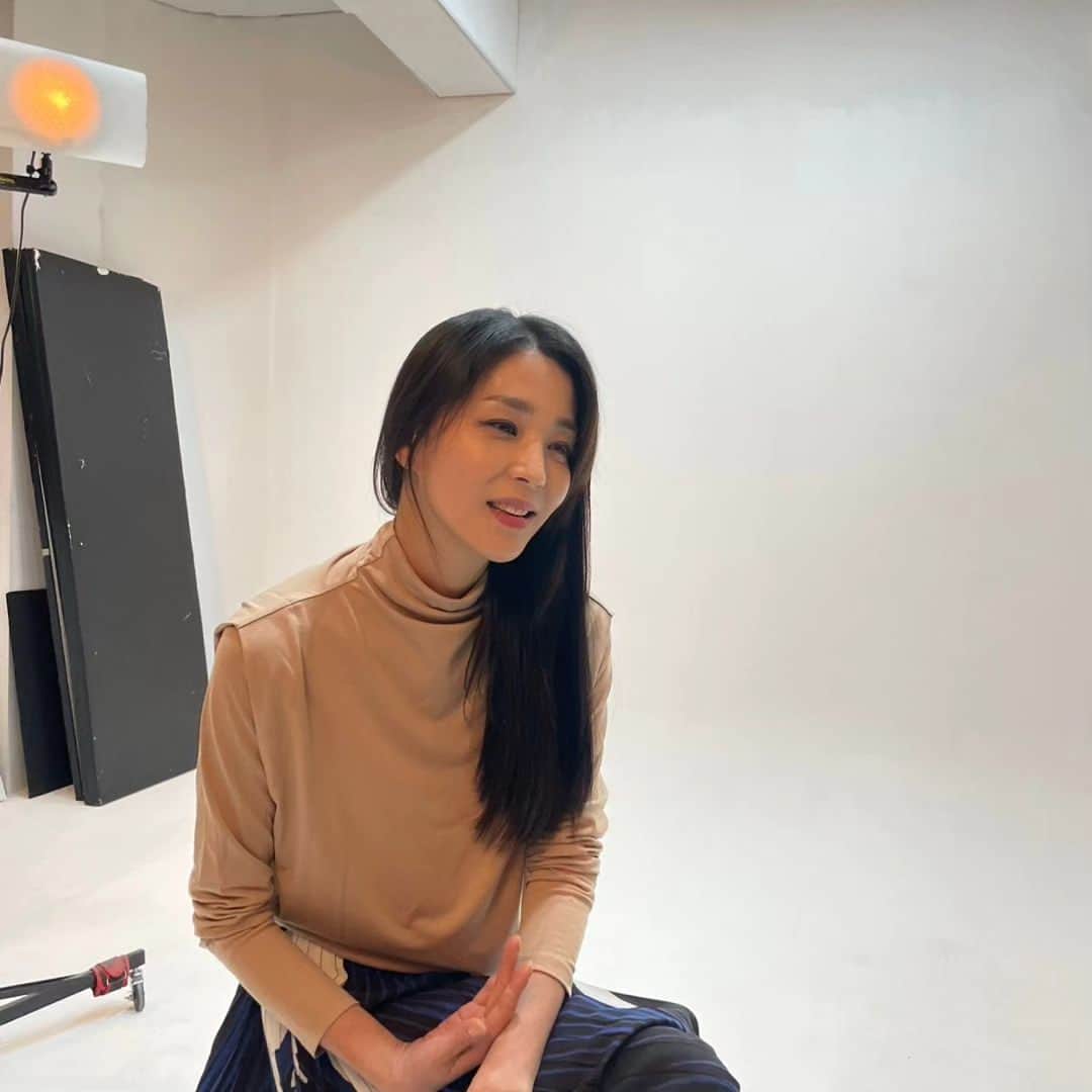 ハン・ゴウンさんのインスタグラム写真 - (ハン・ゴウンInstagram)「#엘샵 #롯데홈쇼핑 #라우렐 #한고은 #23FW #니트 #가디건 #후드집업 #가디건세트 #니트세트 @lotte.lshop 하늘이 너무 파란 예쁜 가을날 맘껏 행복하시길 바래여~ 라우렐 마지막 까지 많은 💕 사랑 💕 부탁드립니다」10月16日 10時31分 - hangoeun310