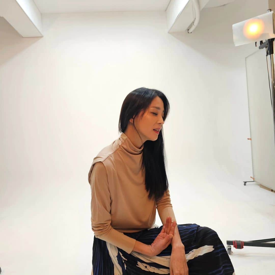 ハン・ゴウンさんのインスタグラム写真 - (ハン・ゴウンInstagram)「#엘샵 #롯데홈쇼핑 #라우렐 #한고은 #23FW #니트 #가디건 #후드집업 #가디건세트 #니트세트 @lotte.lshop 하늘이 너무 파란 예쁜 가을날 맘껏 행복하시길 바래여~ 라우렐 마지막 까지 많은 💕 사랑 💕 부탁드립니다」10月16日 10時31分 - hangoeun310