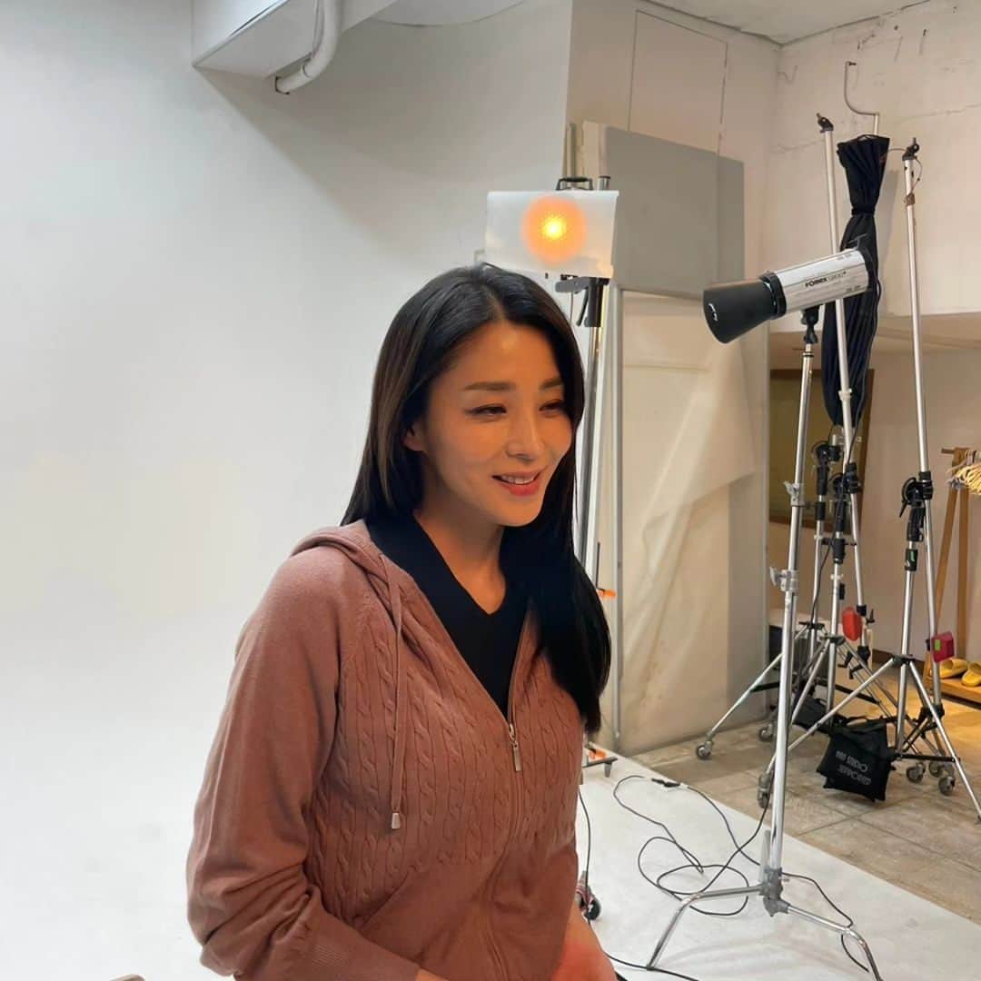 ハン・ゴウンさんのインスタグラム写真 - (ハン・ゴウンInstagram)「#엘샵 #롯데홈쇼핑 #라우렐 #한고은 #23FW #니트 #가디건 #후드집업 #가디건세트 #니트세트 @lotte.lshop 하늘이 너무 파란 예쁜 가을날 맘껏 행복하시길 바래여~ 라우렐 마지막 까지 많은 💕 사랑 💕 부탁드립니다」10月16日 10時31分 - hangoeun310
