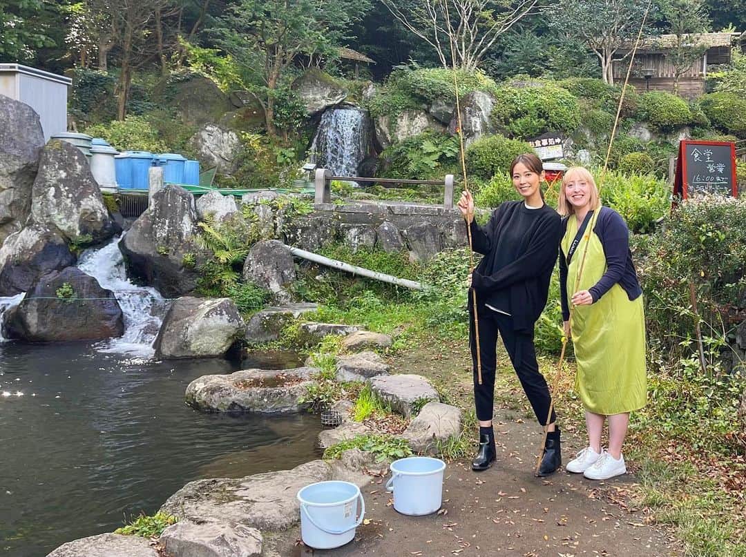 中村明花のインスタグラム：「. ドイツから来る友達に群馬で何がしたいか幾つか案を出した時に、 「ドイツでは免許がないと釣りができないから釣りをしてみたい」と言われました。 . ドイツに住んでいた時に釣りをしようと思った事がなかったから初耳でビックリ😳知らなかった〜！！ . という事で、よく行く #あづま養魚場 に🎣 魚によっては本当にすぐに釣れるから、飽き性な娘を連れての釣りにピッタリな場所🫶 . そして、何より釣った魚をすぐに食べられるのも嬉しい♡ 美味しいんだこれが🤤 . 友達にも楽しんでもらえて良かった☺️ . . #娘がどんどん魚に慣れて針外しまで習得しだしたのには関心👏 #自然との触れ合いを大切にしたいね #群馬生活 #群馬観光 #martweekender  #家族で過ごす週末 #ときめく週末 #雑誌Mart」