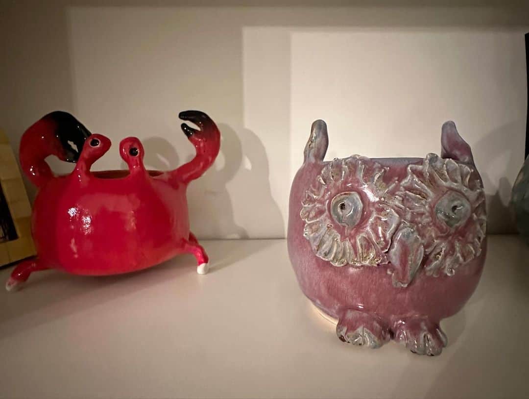 ビジー・フィリップスさんのインスタグラム写真 - (ビジー・フィリップスInstagram)「THE CERAMICS UPDATE I PROMISED AND NO ONE ASKED FOR…  1. the menagerie is growing and these babies are waiting for a final glaze-PUGpot is a bday gift for my nephew Bob and the two mushroom menorahs are already taken! open to selling anything else 2. Finished pig pots waiting for their new homes and acting VERY CLIQUEY towards eachother WHICH I HAVE SPOKEN TO THEM ABOUT.  3. a crab and an owl, ready to hold some things FOR YOU. 4. well, ACTUALLY this crab is for @chrissybchrissy but there will be more.  5. 👀 the owl might be taken too.  6. oh shit i made a plate! a slightly aggressive plate!! Also it’s hard to throw a plate!  7. a mushroom xmas ornament and a finished pig resting in fresh air  8. here you can see the plate in its entirety i mean you can see the whole thing. its is like a legit v. weird plate that you could eat off.  9. & 10. a gold tattooed pig pot🌟3rd firing my babies get into it.  ❤️🌟🍁🌏✔️💯🤷‍♀️✨👀 i don’t know. life is hard. make whatever weird shit makes you laugh, i guess? i’m gonna figure out how to sell some of these for charity soon i promise and in the meantime, maybe i’ll set up a mailing list but that might be difficult for me to figure out but maybe @instacais can? or Kirsten? i don’t know! Fun!!」10月16日 10時44分 - busyphilipps