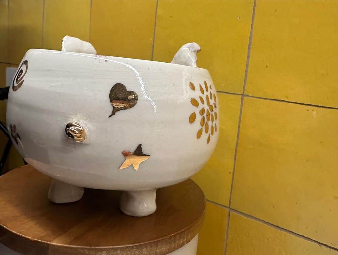ビジー・フィリップスさんのインスタグラム写真 - (ビジー・フィリップスInstagram)「THE CERAMICS UPDATE I PROMISED AND NO ONE ASKED FOR…  1. the menagerie is growing and these babies are waiting for a final glaze-PUGpot is a bday gift for my nephew Bob and the two mushroom menorahs are already taken! open to selling anything else 2. Finished pig pots waiting for their new homes and acting VERY CLIQUEY towards eachother WHICH I HAVE SPOKEN TO THEM ABOUT.  3. a crab and an owl, ready to hold some things FOR YOU. 4. well, ACTUALLY this crab is for @chrissybchrissy but there will be more.  5. 👀 the owl might be taken too.  6. oh shit i made a plate! a slightly aggressive plate!! Also it’s hard to throw a plate!  7. a mushroom xmas ornament and a finished pig resting in fresh air  8. here you can see the plate in its entirety i mean you can see the whole thing. its is like a legit v. weird plate that you could eat off.  9. & 10. a gold tattooed pig pot🌟3rd firing my babies get into it.  ❤️🌟🍁🌏✔️💯🤷‍♀️✨👀 i don’t know. life is hard. make whatever weird shit makes you laugh, i guess? i’m gonna figure out how to sell some of these for charity soon i promise and in the meantime, maybe i’ll set up a mailing list but that might be difficult for me to figure out but maybe @instacais can? or Kirsten? i don’t know! Fun!!」10月16日 10時44分 - busyphilipps