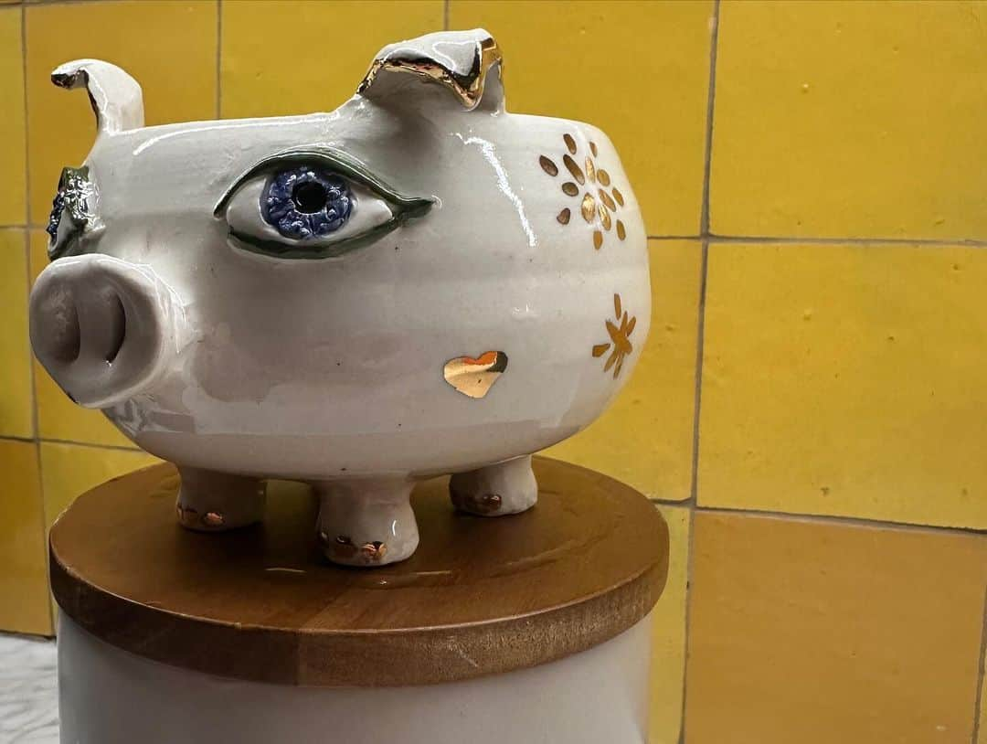 ビジー・フィリップスさんのインスタグラム写真 - (ビジー・フィリップスInstagram)「THE CERAMICS UPDATE I PROMISED AND NO ONE ASKED FOR…  1. the menagerie is growing and these babies are waiting for a final glaze-PUGpot is a bday gift for my nephew Bob and the two mushroom menorahs are already taken! open to selling anything else 2. Finished pig pots waiting for their new homes and acting VERY CLIQUEY towards eachother WHICH I HAVE SPOKEN TO THEM ABOUT.  3. a crab and an owl, ready to hold some things FOR YOU. 4. well, ACTUALLY this crab is for @chrissybchrissy but there will be more.  5. 👀 the owl might be taken too.  6. oh shit i made a plate! a slightly aggressive plate!! Also it’s hard to throw a plate!  7. a mushroom xmas ornament and a finished pig resting in fresh air  8. here you can see the plate in its entirety i mean you can see the whole thing. its is like a legit v. weird plate that you could eat off.  9. & 10. a gold tattooed pig pot🌟3rd firing my babies get into it.  ❤️🌟🍁🌏✔️💯🤷‍♀️✨👀 i don’t know. life is hard. make whatever weird shit makes you laugh, i guess? i’m gonna figure out how to sell some of these for charity soon i promise and in the meantime, maybe i’ll set up a mailing list but that might be difficult for me to figure out but maybe @instacais can? or Kirsten? i don’t know! Fun!!」10月16日 10時44分 - busyphilipps