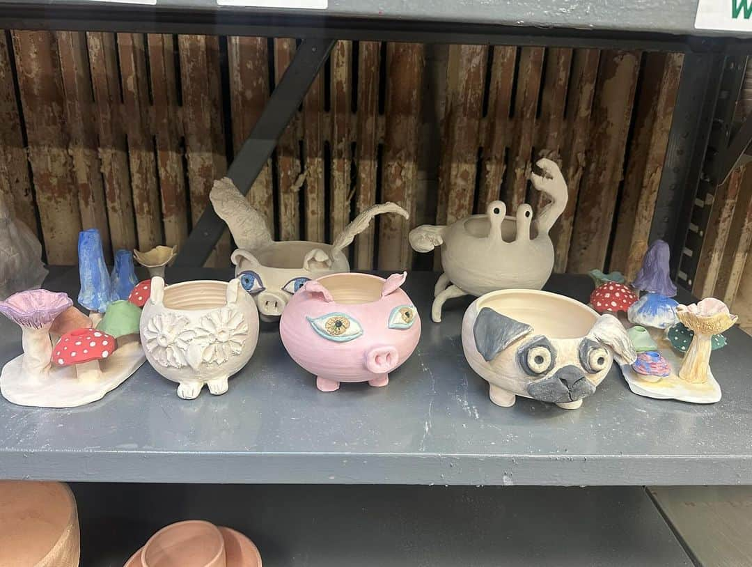 ビジー・フィリップスのインスタグラム：「THE CERAMICS UPDATE I PROMISED AND NO ONE ASKED FOR…  1. the menagerie is growing and these babies are waiting for a final glaze-PUGpot is a bday gift for my nephew Bob and the two mushroom menorahs are already taken! open to selling anything else 2. Finished pig pots waiting for their new homes and acting VERY CLIQUEY towards eachother WHICH I HAVE SPOKEN TO THEM ABOUT.  3. a crab and an owl, ready to hold some things FOR YOU. 4. well, ACTUALLY this crab is for @chrissybchrissy but there will be more.  5. 👀 the owl might be taken too.  6. oh shit i made a plate! a slightly aggressive plate!! Also it’s hard to throw a plate!  7. a mushroom xmas ornament and a finished pig resting in fresh air  8. here you can see the plate in its entirety i mean you can see the whole thing. its is like a legit v. weird plate that you could eat off.  9. & 10. a gold tattooed pig pot🌟3rd firing my babies get into it.  ❤️🌟🍁🌏✔️💯🤷‍♀️✨👀 i don’t know. life is hard. make whatever weird shit makes you laugh, i guess? i’m gonna figure out how to sell some of these for charity soon i promise and in the meantime, maybe i’ll set up a mailing list but that might be difficult for me to figure out but maybe @instacais can? or Kirsten? i don’t know! Fun!!」