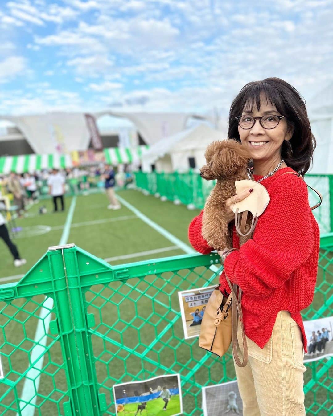 柏木由紀子のインスタグラム：「駒沢公園で開催されていたわんこ祭りに行ってきました。 あれだけたくさんのワンちゃんを一度に見たのは初めてかもしれません。みんなそれぞれに可愛かったです。 レアは圧倒されていましたよ😆 刺激ある休日でした。 今週も楽しい一週間となりますように。  　  #柏木由紀子ファッションクローゼット 好評発売中！ 全て私物 (ブランド詳細掲載あり) #楽天ブックスファッション部門1位獲得 #発売前重版 好評につき第二弾年内発売予定！  #坂本九音楽事務所 #坂本九 #坂本九柏木由紀子 #シニアファッション #シニア世代のファッション番長 #75歳 #70代コーディネート #60代コーディネート #50代コーディネート #柏木マダム #カシワギマダム #由紀子巻き #60代ヘアスタイル」