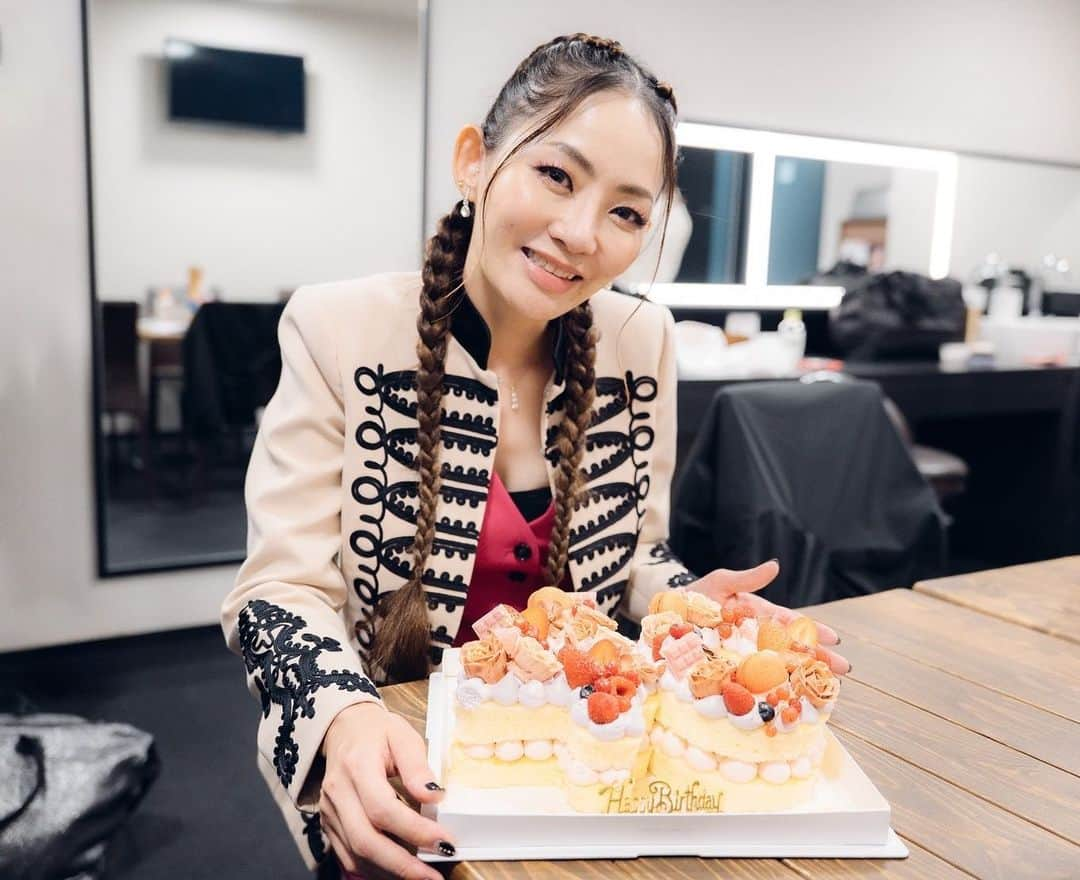 宮本美季のインスタグラム：「ミッケナナbillboard横浜 ライブ無事終了！  沢山のお越し，ありがとうございました。終わってしまうとあっという間でした… 　 皆さんのエネルギーを沢山受け取りました😭 ミッケナナとしての今後のあらゆる可能性を感じる夜でもあり，私としては、こうして歌を歌い続けられてる事に心から感謝する夜でした。  可愛いケーキやお花のサプライズ、愛しかない！！😭本当にありがとうございました。沢山のプレゼントもありがとう😭  少しずつ写真もライブレポートも上げて行きます❤️  とりあえず次は10月31日のハロウィーンで会いましょー！！  #ミッケナナ #billboard横浜 #感謝」