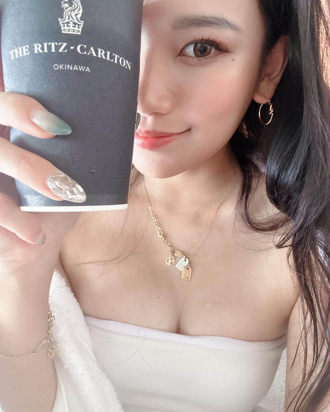 もえしゃんのインスタグラム：「最近お肌メンテ頑張ってたの〜　　 というか美容にハマってる😽  先日も地元浜松の @emo_basic_ さんで顔脱毛&生コラーゲンパック受けて来た🩵  接客も丁寧で痛くもないし、初めての生コラーゲンパックはぷるんぷるんになって気持ちよかった🥹🤍  乾燥肌の人も敏感肌の人もおすすめ！ そんでもってめちゃやすい⭐️ 店内もすっごい綺麗でおしゃれだったのです♡ 浜松付近の人は気になったらぜひ😎  https://beauty.hotpepper.jp/kr/slnH000601711/coupon/  #pr #emobasic #顔脱毛 #美容 #生コラーゲンパック」