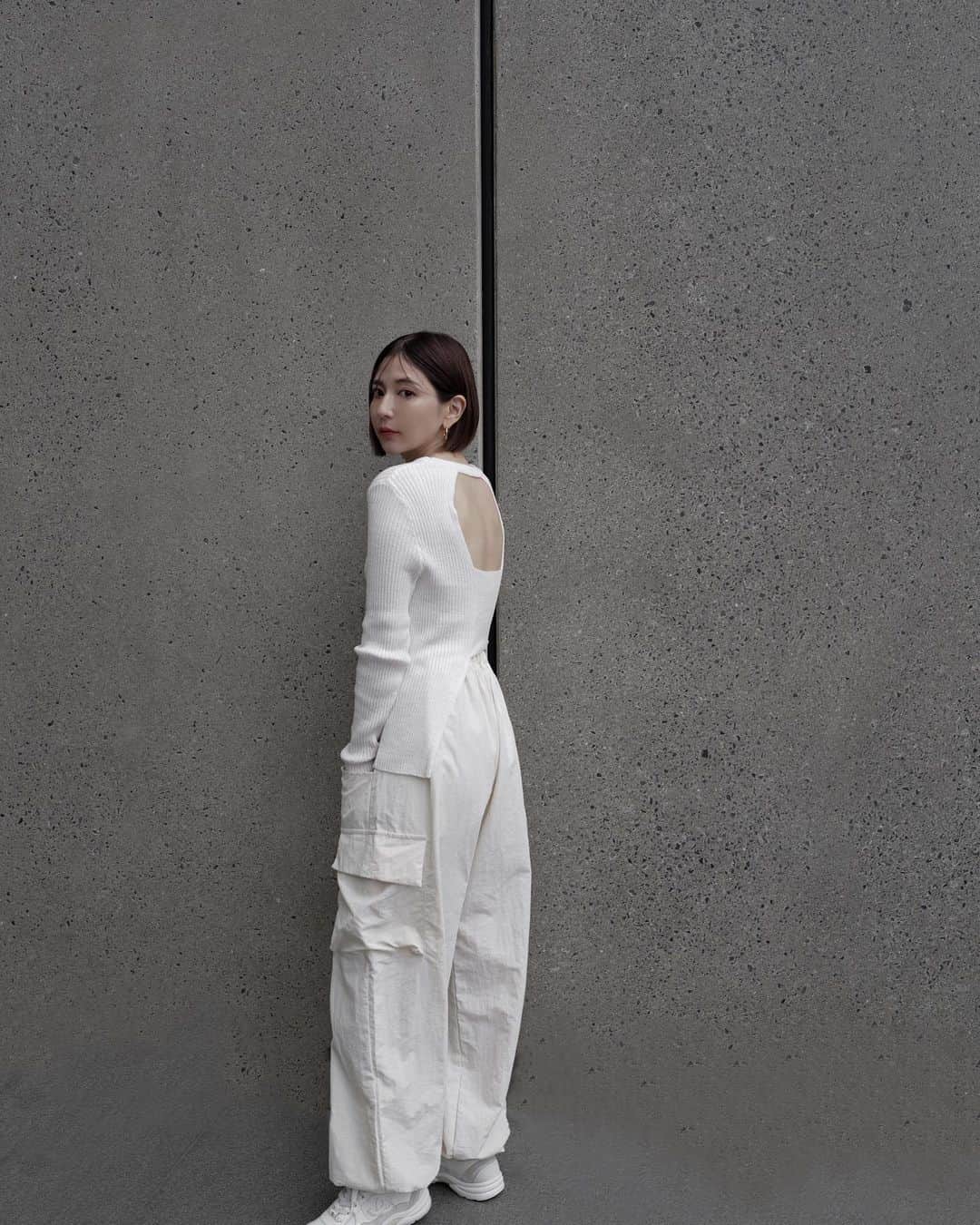 仲村美香のインスタグラム：「新作のパラシュートパンツが 履きやす過ぎて大活躍🫶 この日は全身真っ白ホワイトコーデでした🥰🥰  このニットも可愛いの😭✨ カジュアルになり過ぎないように ちょっと肌見せ🤭🤭 ベージュもあるよ♡ @marque_official」