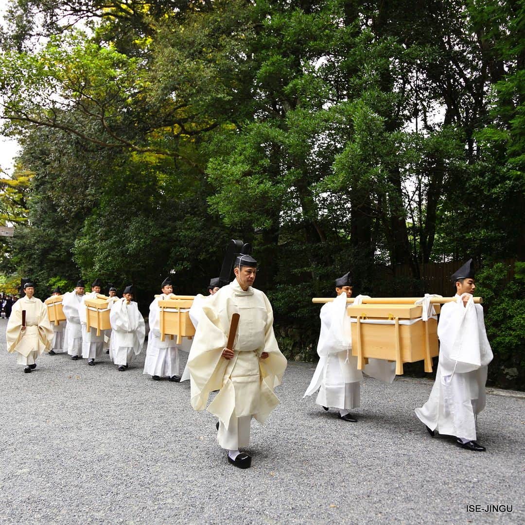 伊勢神宮のインスタグラム：「#伊勢神宮 #神宮 #神社 #心のふるさと #内宮 #神御衣祭 #修祓 #絹 #麻 #isejingu #jingu #soul_of_japan #japan #jinja #shinto #naiku #kanmisosai #ritual #silk #hemptextile」