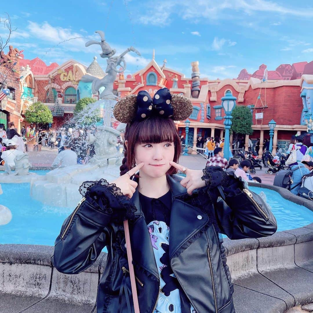 永井杏樹のインスタグラム：「  (⸝⸝´︶`⸝⸝)♪♪♪  #ロリータ #ロリータファッション #lolita #kawaii  #lolitafashion #kawaiifashion #angelicpretty #アンジェリックプリティ #happyhalloween  #halloween #ハロウィン #ハロウィンコーデ #ディズニーコーデ #ディズニーカチューシャ #ディズニー #ディズニーランド #永井杏樹 #アイドル #ミルハニ」