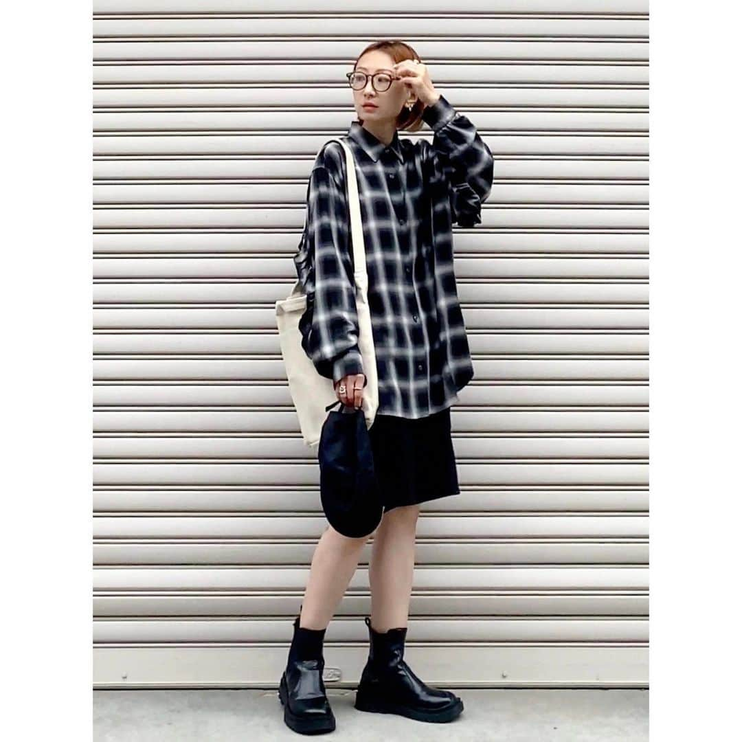 rainbowkwok2さんのインスタグラム写真 - (rainbowkwok2Instagram)「. チェックシャツのモノトーンコーデ🪶  @noisemaker_jpn  . . . #code #outfit #ootd . . . 詳しくは#wear で見てね♥︎ wear account → sizu0618 . . . #pr#コーディネート#Locari#着回し#着回しコーデ #着回しアイテム#トレンドコーデ#大人カジュアル#カジュアルコーデ#コーデ#zozotown#秋冬コーデ#秋コーデ#2023fw#冬コーデ#noisemakerjpn#noisemaker」10月16日 11時01分 - sizu_oksam