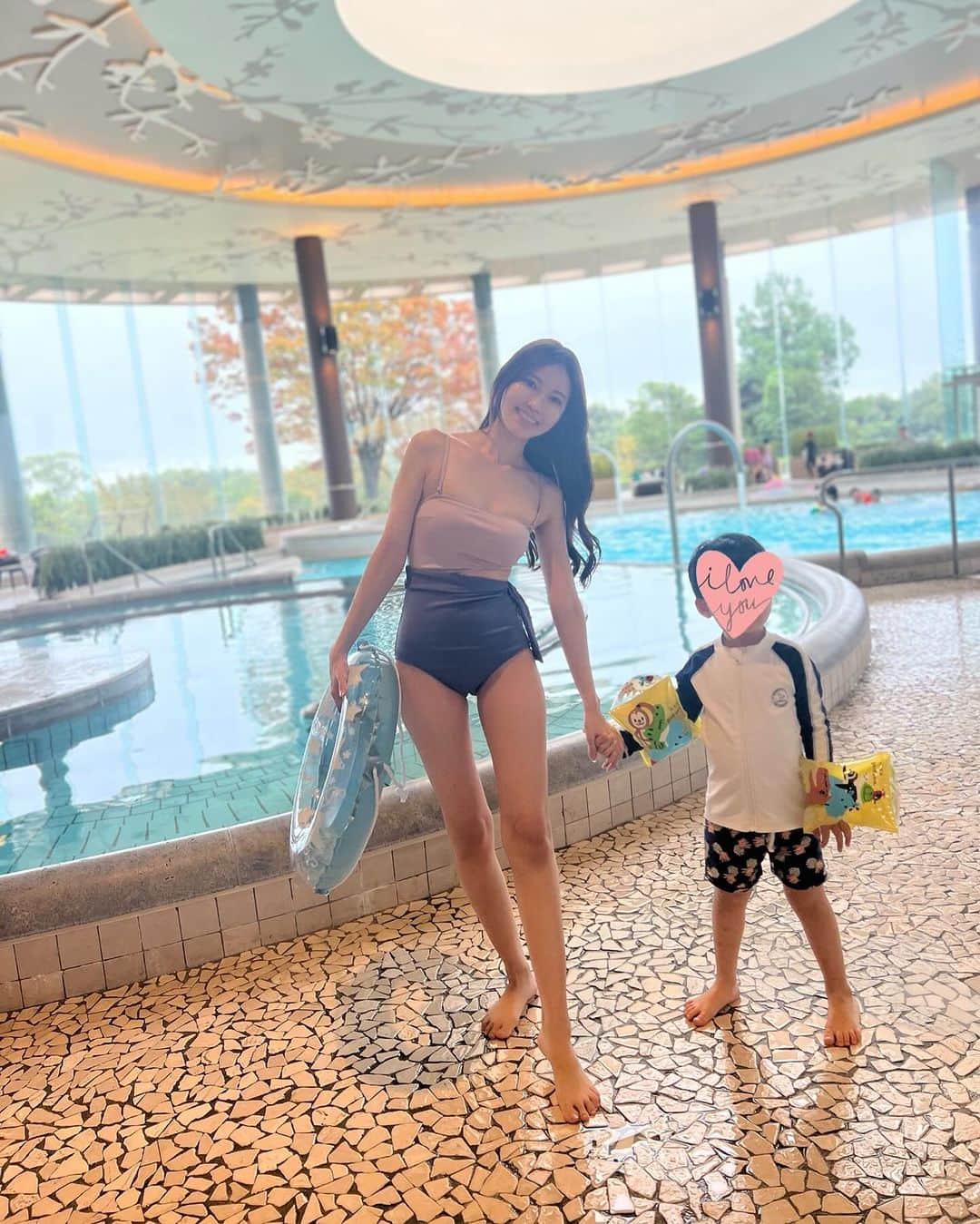 清水愛美さんのインスタグラム写真 - (清水愛美Instagram)「どうしてもプールに行きたいと 息子君がいうので🫶💕  日帰りで子供もokなホテルプール！ 温水プールなので 今の季節でも大丈夫ー！ お外のプールはお湯でした♨️  次は泊まりで行った方がいいなと 思いました🫶 子連れに優しいホテルでした！ お子さんがたーーくさんいました😍 浮き輪もOKエリアあるよ！  水着はパッと買ったやつw 3000円以下だったよ安くてかわゆい🫶  東京から🚗で90分はかかったかな😇  📍ヒルトン小田原プール&スパ  #ヒルトン小田原 #日帰り　#日帰り子連れ旅  #関東子連れスポット  #温水プール #関東温水プール #プール」10月16日 18時00分 - manami_s0902