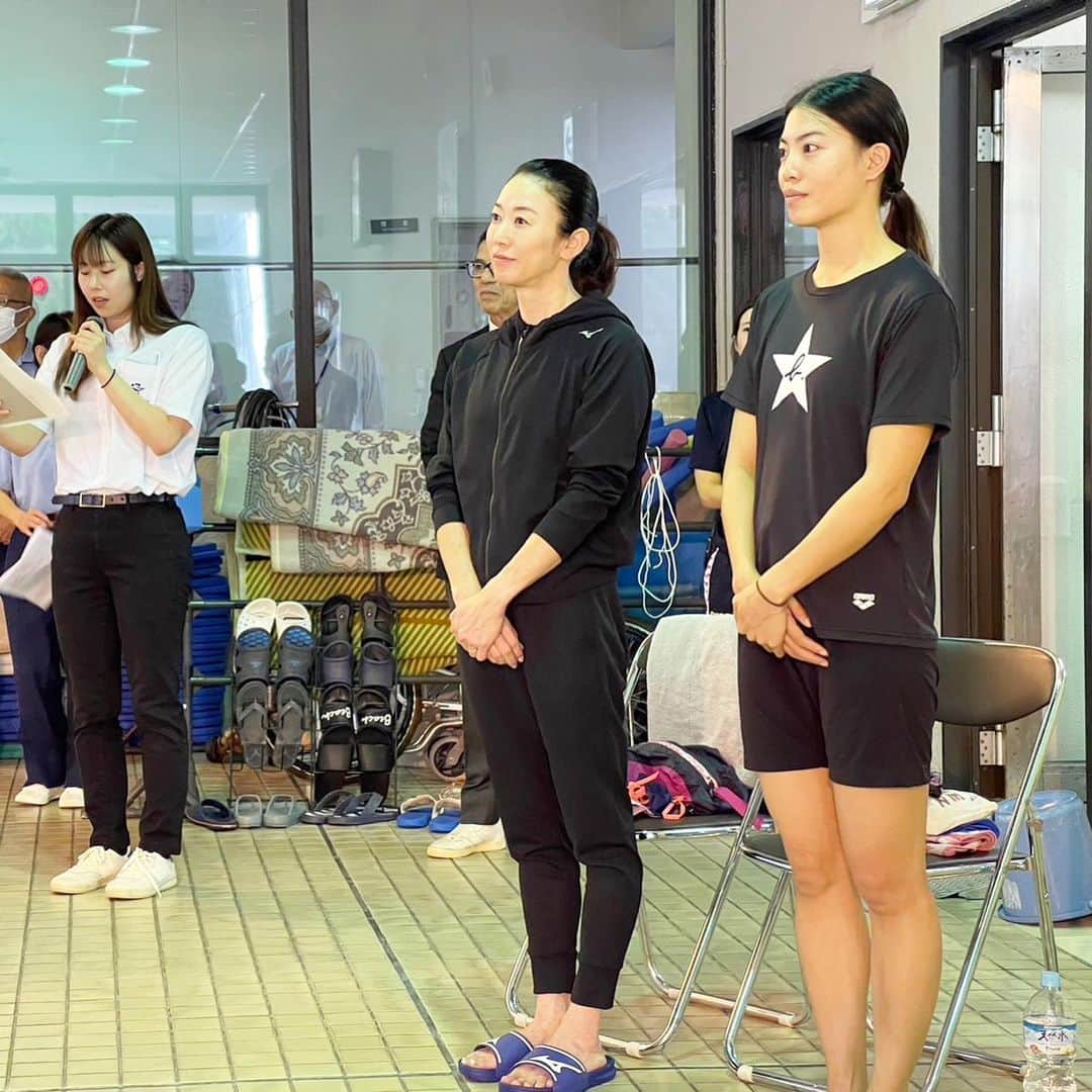 田中雅美さんのインスタグラム写真 - (田中雅美Instagram)「昨日。 愛知県名古屋市で開催「ニチレイチャレンジ」にゲストとして参加させていただき、見本泳法とサイン会をやらせていただきました。  ・ ・ 中大の後輩大本里佳ちゃん @_rikaomoto  と一緒✨  ・ ・ 里佳ちゃんは水泳はもちろんのこと勉強も仕事も一生懸命に向き合う本当に真面目で素敵な女性。  ・ ・ 20歳くらい年齢違うけど、里佳ちゃんのそんな姿からたくさんの刺激を受けます☺️ とても楽しい時間でした！  ・ ・ 愛知県水泳連盟の皆さん、イベント参加してくださった皆さん、ありがとうございました！  ・ ・ #愛知県 #ニチレイチャレンジ #記録会」10月16日 11時05分 - tanakamasami_official