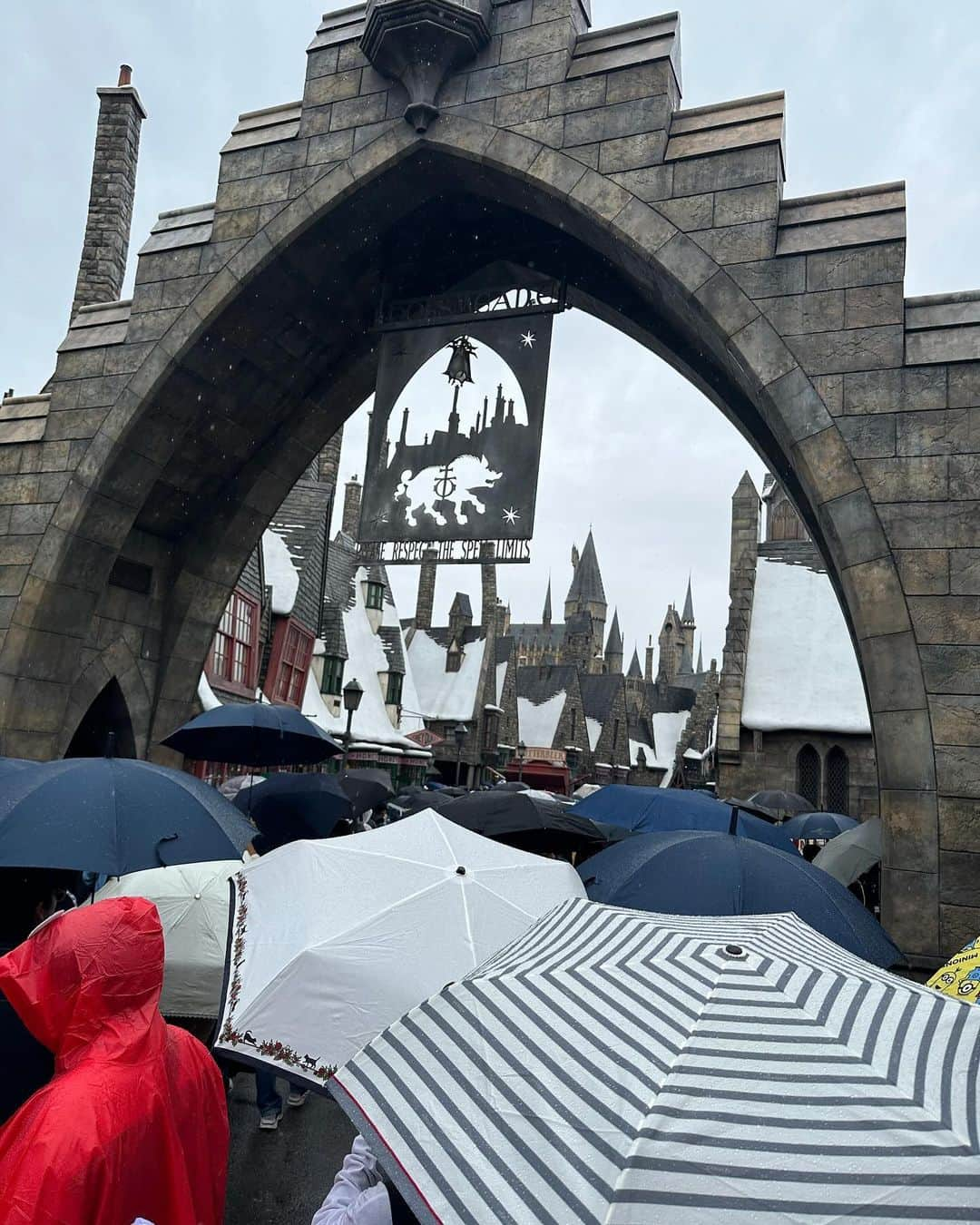 キー のインスタグラム：「rainy universal studios 🌧️」