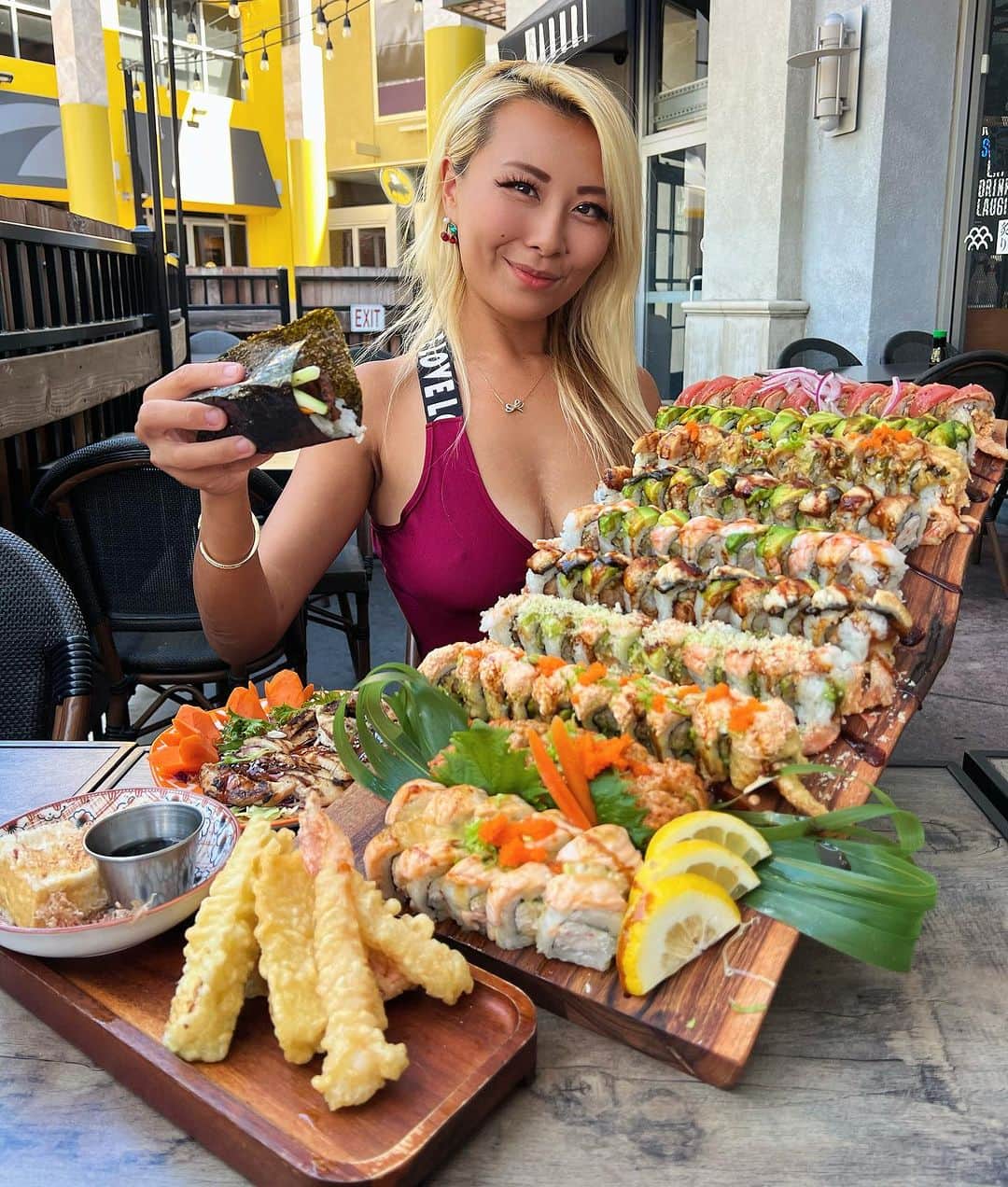ライナ・ホワンのインスタグラム：「Think you and a friend can take on 100 pcs of sushi 🍣?! Try this out at @aburisushibuenapark and get the meal free + 4 AYCE passes 👀   Watch my video here —> https://youtu.be/0-bRGtMesRc?si=FTpM5j9DSKGWy4kN」