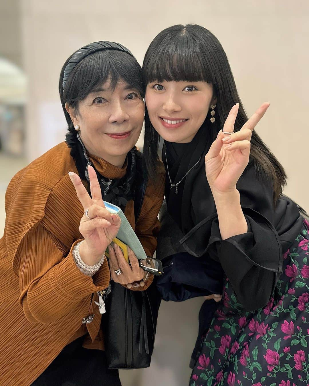 内藤好美のインスタグラム：「ウルトラマンブレーザー第9話 【オトノホシ】で共演させて頂いた東儀秀樹さんと ご子息、典親くんの出演されているNEO TOGISMに  ウルトラマン初代ヒロイン桜井浩子さんと 9話を担当された越知靖監督と一緒に行ってきました🪕🪈  桜井浩子さん 今も変わらずお綺麗で とっても気さくで楽しい方でした☺️🎀✨  ツクシのおじさんも クロイワチッチさんも これからは、、、これからもずっと 音楽で地球の平和を守ってください🎼🕊️  また聴きに行きます😌  She is the first heroine of Ultraman. I'm glad to meet my senior! I will also pass on the light of Ultraman to my juniors.  #ウルトラマンブレーザー#ウルトラマン#桜井浩子#フジアキコ#ミナミアンリ #ブレーザー#内藤好美#隊員#防衛隊員#地球防衛隊#円谷#特撮#skard#anriminami#japan#karate#kyokushin#ultraman#ultramanblazer#tsuburaya#bandai#tokusatsu#konominaito#奧特慢#布菜泽奧特曼#超人力覇王#超人再現#อุลตร้าแมน#울트라맨#超人力霸王」