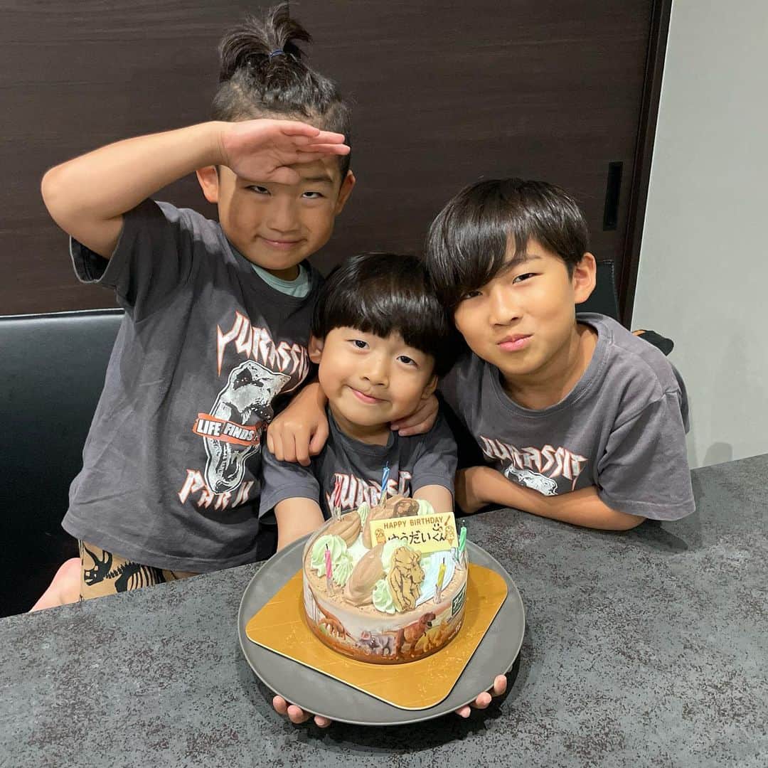 しょうやんのインスタグラム：「ゆうだい誕生日。  最近のゆうだいは成長が早い。 嬉しいような寂しいような。  でも三兄弟の中では メンタル1番強いと思うから。  そこを強みに生きていってほしいな。  愛してるよ。 ５歳おめでとう！  #しょうやん男三兄弟 #男三兄弟 #三兄弟 #子供のいる暮らし」