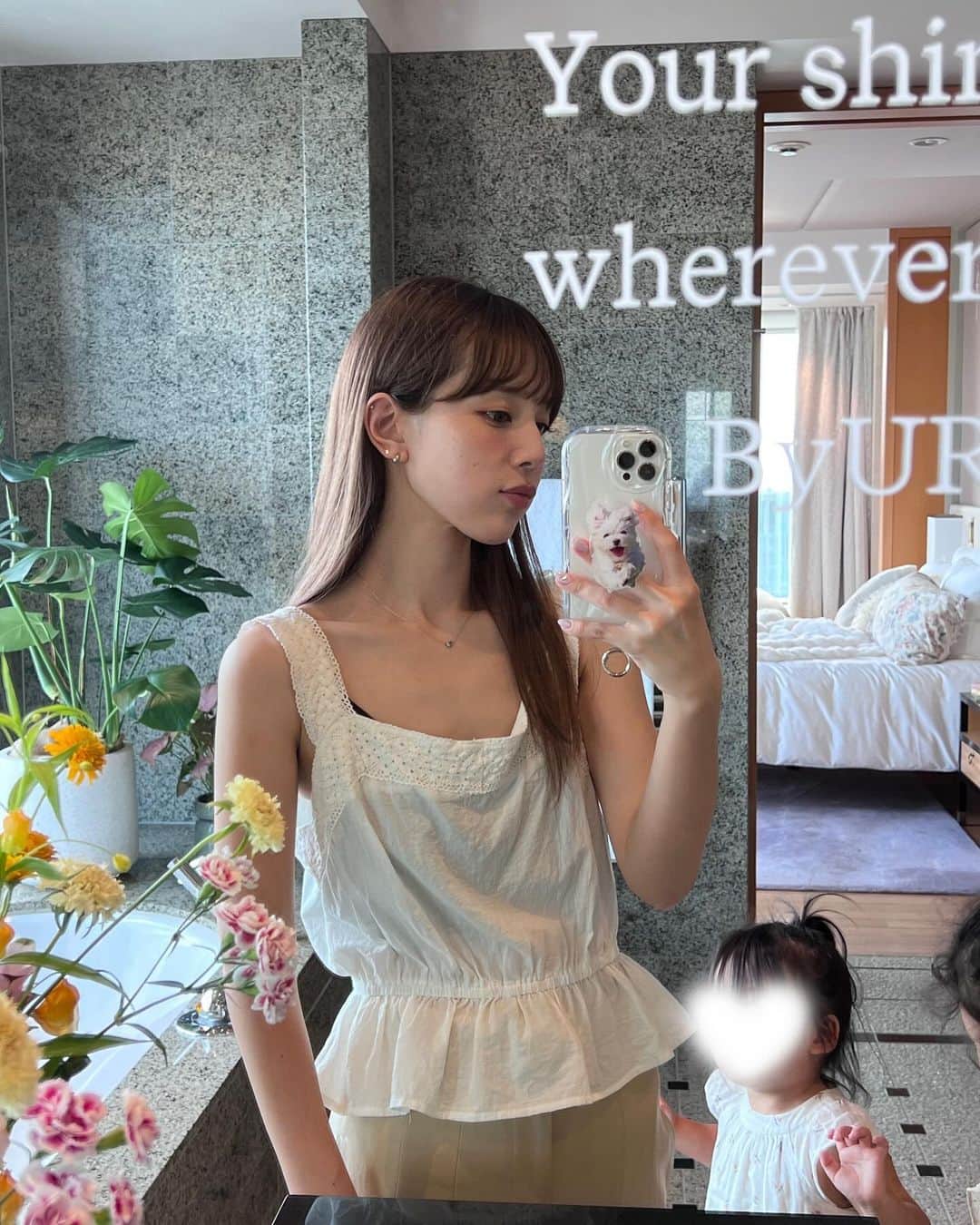 目見田早弥子のインスタグラム：「先日のストーリーにて ダイエットについてたくさんご質問をいただき ありがとうございました🌼 私自身のことも見直してまた頑張るぞ！って気持ちになったし これまで痩せるために何してきたっけ？と 振り返るきっかけになりました！ それで思い出したのが ダイエットをスタートした頃とにかく気にしていたのが便秘。 元々かなり便秘体質で3〜4日出ないのが通常で🥲 ダイエットするとより悪化するじゃないですか、私もそうでした。 でも、毎日出すことって本当に大切なんですよね。 質量(体重)的にも違うからモチベーションも左右されるし 健康面を考えた時に、当たり前に毎日出る方がいいし。 だからたくさんキノコ類を食べたり 納豆やヨーグルトを意識的に摂るようにしてました。 でも第一目的は痩せたいから..その日のうちに 食べられる量も限られてくるんですよね。 なかなか満足いく結果も得られないことも多くて。 どうしたものかと思っていたところ DEL FIBER(@oic_series) という菌活のドリンクをいただいたので 取り入れ始めました👏🏻 ・食物繊維がレタス約2.4個分 ・アシスト乳酸菌 500億個配合 ・27種類の善玉菌をサポートするビフィズス菌 ＋乳酸菌をヨーグルト約5.5個分配合 とまあなんともすっきりできそうな内容なんです💫 私はピーチフレーバーを水や牛乳に溶かして飲んでるんですけど フレッシュな桃のような良い香りがして 少しとろみがあるので美味しい桃ジュースを飲んだかのような 満足感もあるのでとっても気に入ってます🍑 体内環境へのアプローチもできて間食代わりにもなるのでありがたい◎  DEL FIBERは いつでも10%OFF(定価3,980円→3,580円) でお買い求めいただける定期便があるのですが 今回なんと定期便の初回を1,980円でご購入いただけます。 気になる方はこの機会にハイライトをチェックしてみてください~🍑  #Promotion #株式会社RealStyle #デルファイバー #美容 #ボディケア #菌活 #食物繊維 #乳酸菌」