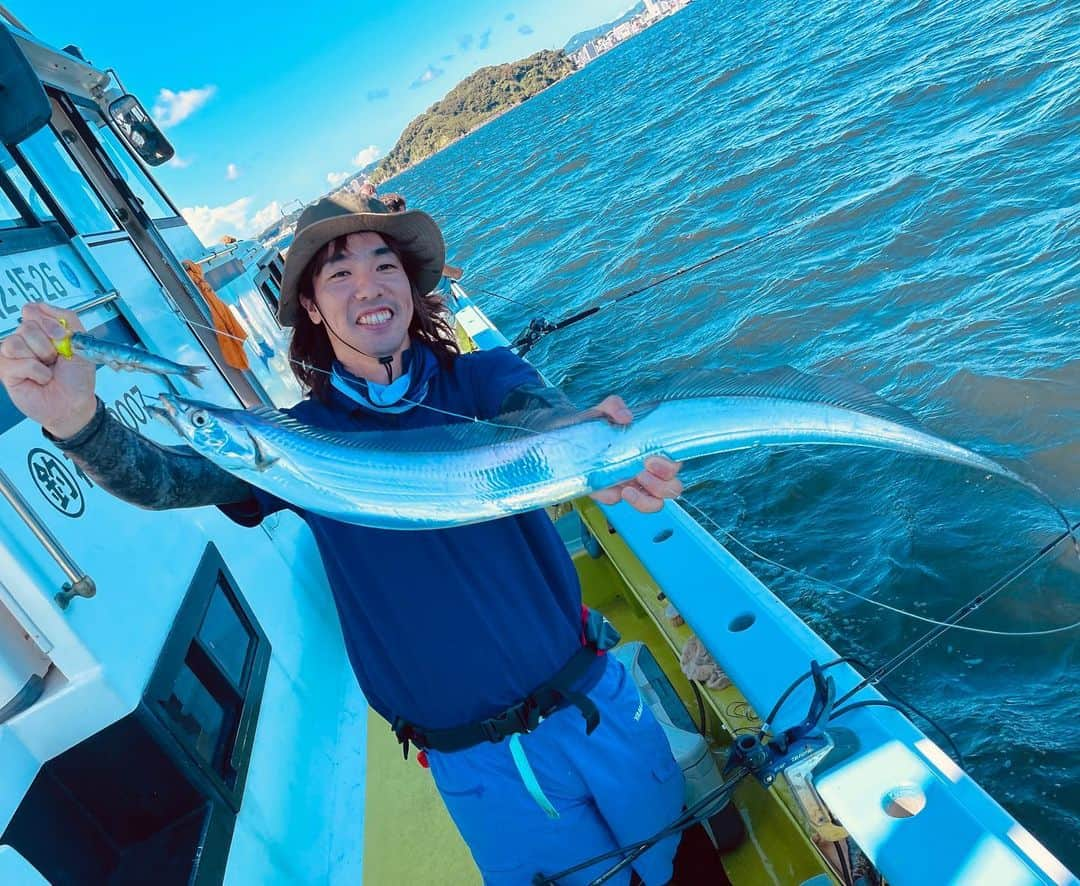 滝沢沙織さんのインスタグラム写真 - (滝沢沙織Instagram)「こんにちは😊 先日アップしたYouTubeで太刀魚釣りをした時の写真🎣✨ 私は大きなサイズが釣れなかったですが、ご一緒した山中陽介さん　@yosuke__yamanaka  は大きなサイズが釣れていたので羨ましい〜❗️✨ 私もまたドラゴンサイズの太刀魚を狙いたいと思いますっ‼️🎣 #滝沢沙織 #YouTube #滝沢沙織の部屋 #山中陽介さん @yosuke__yamanaka  #太刀魚釣り #太刀魚 #船宿 #神奈川県 #長谷川丸 #またいつかドラゴンを狙いたい #fishing#fish#fishinglife#fishingday#fishingtime#fishingislife#釣り#魚#釣り女優#滝沢釣り道#釣り女子#釣り好き#釣りファッション#海釣り」10月16日 11時21分 - saori_takizawa.official