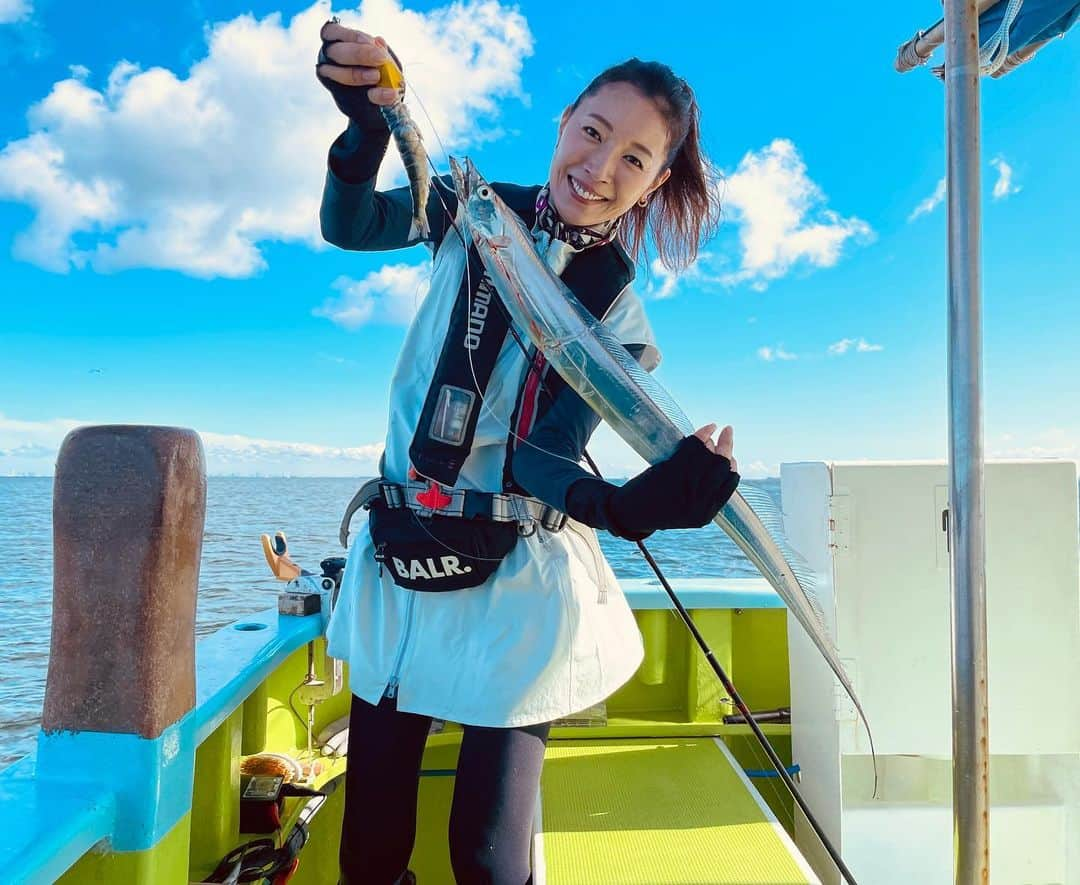 滝沢沙織のインスタグラム：「こんにちは😊 先日アップしたYouTubeで太刀魚釣りをした時の写真🎣✨ 私は大きなサイズが釣れなかったですが、ご一緒した山中陽介さん　@yosuke__yamanaka  は大きなサイズが釣れていたので羨ましい〜❗️✨ 私もまたドラゴンサイズの太刀魚を狙いたいと思いますっ‼️🎣 #滝沢沙織 #YouTube #滝沢沙織の部屋 #山中陽介さん @yosuke__yamanaka  #太刀魚釣り #太刀魚 #船宿 #神奈川県 #長谷川丸 #またいつかドラゴンを狙いたい #fishing#fish#fishinglife#fishingday#fishingtime#fishingislife#釣り#魚#釣り女優#滝沢釣り道#釣り女子#釣り好き#釣りファッション#海釣り」