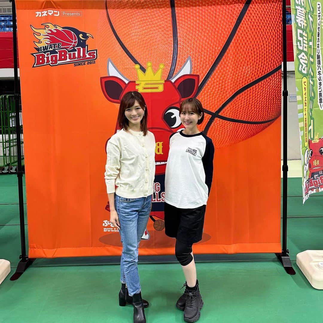 山川恵里佳さんのインスタグラム写真 - (山川恵里佳Instagram)「@iwatebigbulls   IBCさんの中継でご一緒させていただいた今井さん🫶 パワーアップしたタカヤアリーナの客席のお話や 人気グッズのお話しました🫧  今井さん素敵な方だった また会いたい♡  齋藤さんにもお会いできた♡ 昨シーズンビッグブルズのイベントでご一緒させていただき その歌声に鳥肌立ちまくったのを今でも鮮明に覚えてます！  うれしすぎて抱きつく勢いでした❤︎  岩手ビッグブルズが繋いでくれたご縁💫  @ibc_imaihinako  @sayakasaiito   #岩手ビッグブルズ #ブルゾー  #岩手ビッグブルズオフィシャルアンバサダー #カネマン」10月16日 11時21分 - erika_3_official