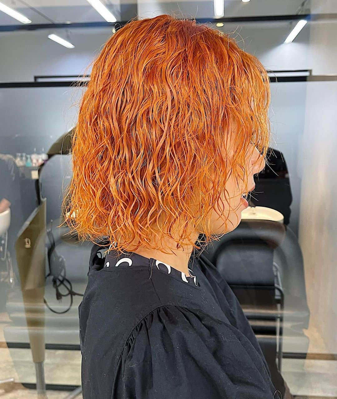 時田健太のインスタグラム：「side part  orange &perm  #ブリーチパーマ#ハイトーンパーマ#ブリーチパーマ原宿 #ブリーチパーマ表参道 #ブリーチパーマ東京#ボブパーマ#パーマボブ#オレンジヘアカラー #オレンジヘア」