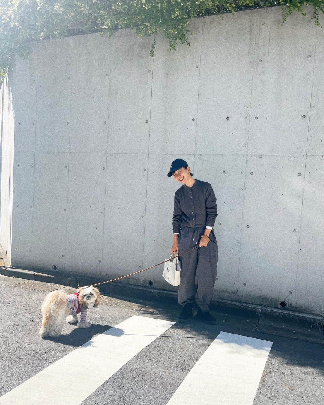 kazumiさんのインスタグラム写真 - (kazumiInstagram)「昨日の天気がウソのような 心地良い天気☀️✨  今日は @studioclip ×kazumiコラボモカシンショートブーツのブラックを合わせたよ🖤  @shinzone_official のニット @astraet_jp のパンツ @celine のキャップ  ちょっと寒くなったからカブキもお洋服 投入🩶 #studioclip#kazumiコラボ#kazumi#shinzone#astraet#celine#カブキ#犬のいる暮らし#dog#」10月16日 11時27分 - kazumi0728