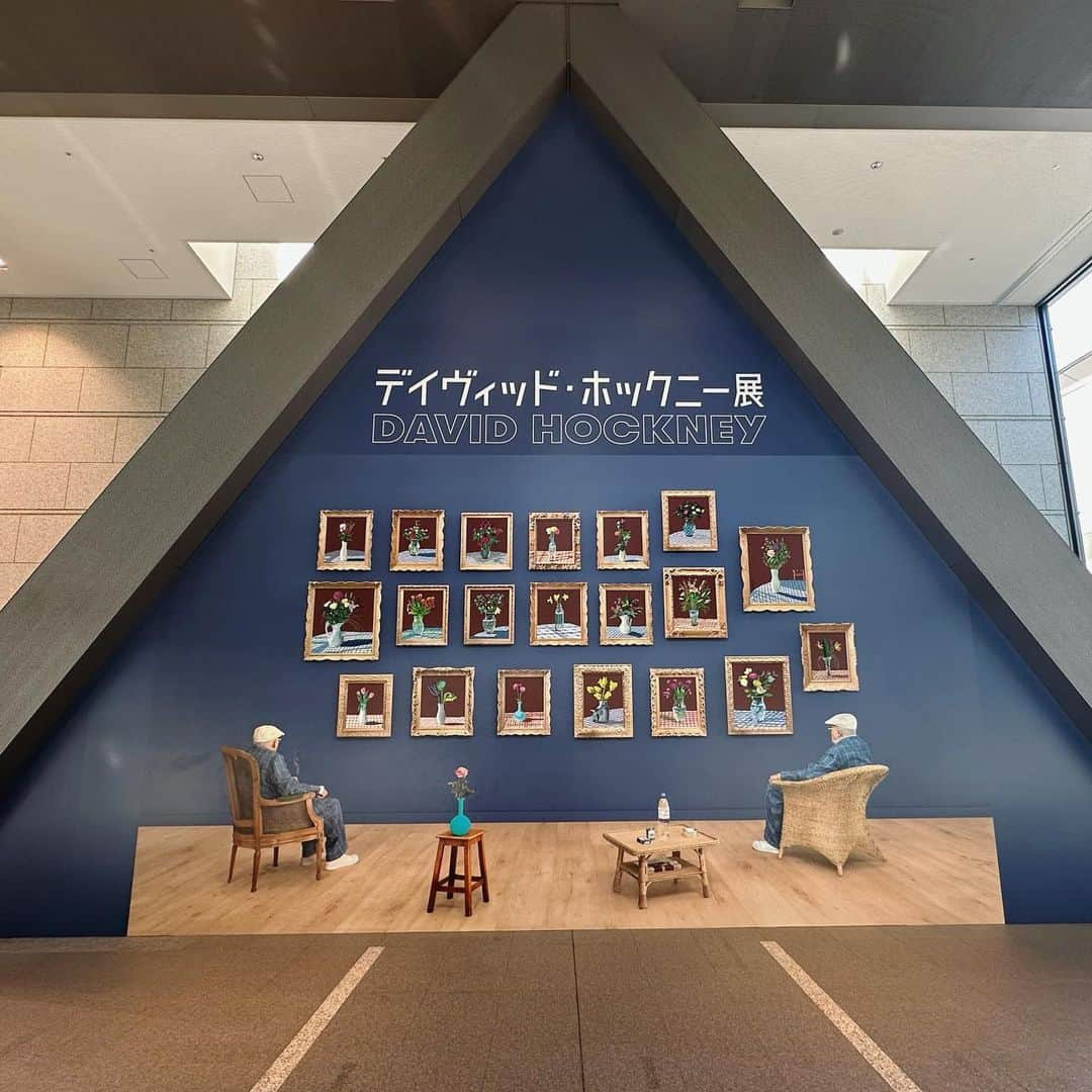 古谷有美さんのインスタグラム写真 - (古谷有美Instagram)「🖼️ やっと行けたホックニー展！ 平日も大盛況なのが頷ける楽しさでした。 でもすみません...個人的ハイライトは 展覧会前に駆け込んだ町中華で おひとり様ランチビールができたことでした！ (ビールの向こうにあられますのは 町中華で飲ろうぜのポスター✌️)  86歳の今もなお新しいことに挑戦し 作風も手法も進化し続けている彼。  コロナ禍で発表した作品 ‘Do Remember They Can’t Cancel The Spring’  このタイトルがもう...すごく素敵。 どんなこともまた新たな芽吹きがやってくる だから歩き続けよう、歌い続けよう、 描き続けようって励まされる。 彼の生き様をあらわす素敵な響きに感じます。  Lawn Sprinkler(1967) このポストカードは家にあった額に入れて。 #月1で何かを観るルール  10月は見事達成でございました！  #davidhockney  #半チャーハンと野菜炒めセット #どれも最高でした #東京都現代美術館  #チケットは事前購入が絶対おすすめ」10月16日 11時27分 - yuumifuruya