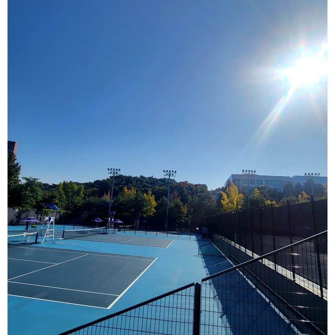 ソ・ユジンさんのインスタグラム写真 - (ソ・ユジンInstagram)「하늘이랑 코트색이랑 💙 #테니스치기좋은가을  땀이 뻘뻘 !! 놀았으니 운동하자 !!」10月16日 11時32分 - yujin_so