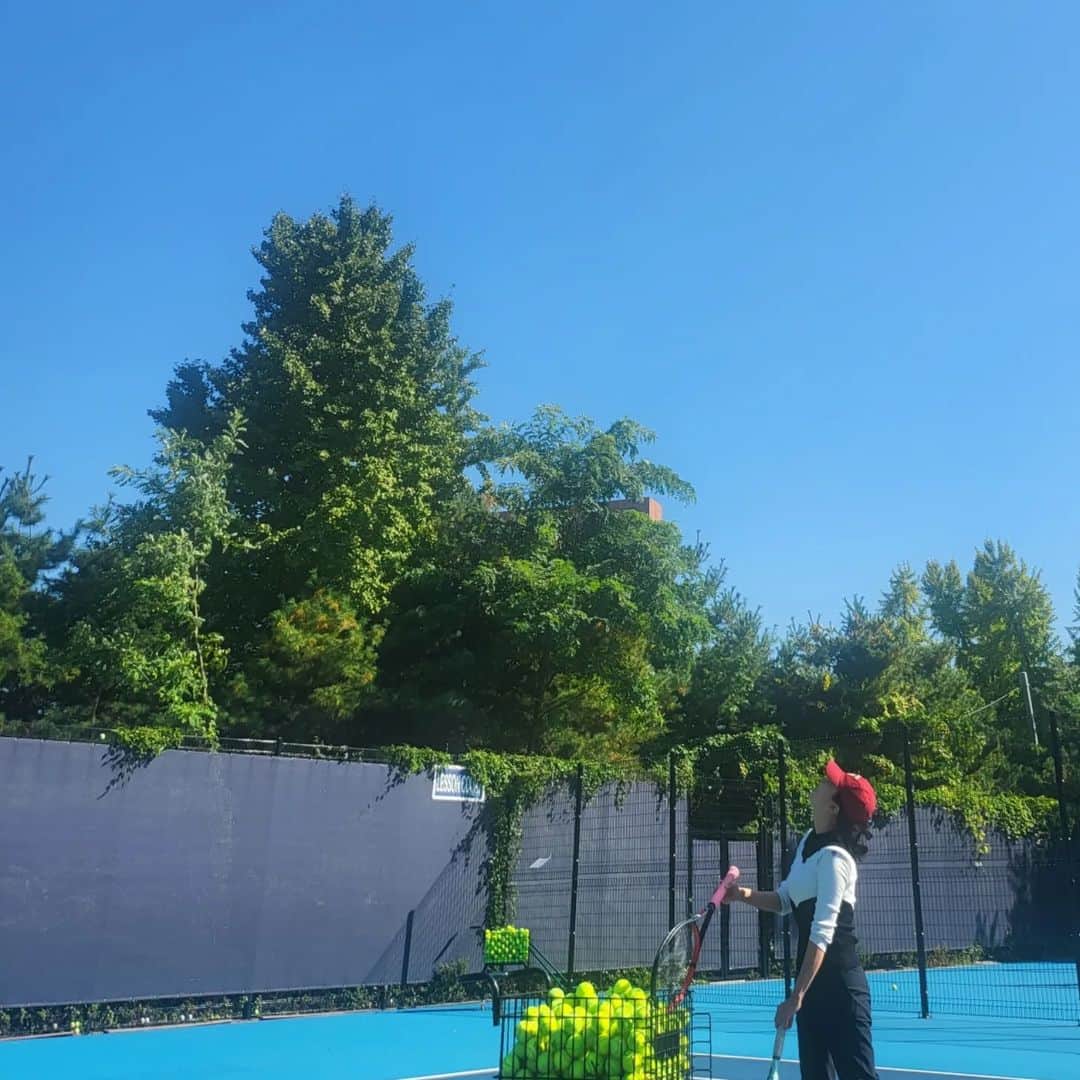 ソ・ユジンのインスタグラム：「하늘이랑 코트색이랑 💙 #테니스치기좋은가을  땀이 뻘뻘 !! 놀았으니 운동하자 !!」