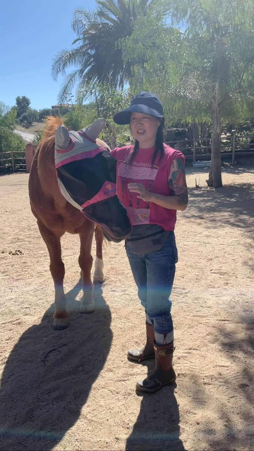 マーガレット・チョーのインスタグラム：「Wow, what a beautiful afternoon at @skydogsanctuary Malibu! I’m so allergic, but it was so worth it! They do incredible INCREDIBLE work to save mustangs and donkeys. Such a treat to spend time with these special animals, Clare, @missipyle, @the_danielwebb,  @ianharvie, @sarahjmartin, @js5n & @happyoutdoors025. #standwithamustang #passthesafeact」