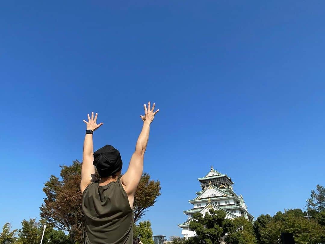 山崎勝之のインスタグラム：「午後から撮影なので、 ジム行って、 筋トレして、 大阪城にちょいとご挨拶して、  撮影いってきまーす！  #ウォーキング #筋トレ #ボディメイク #大阪城」