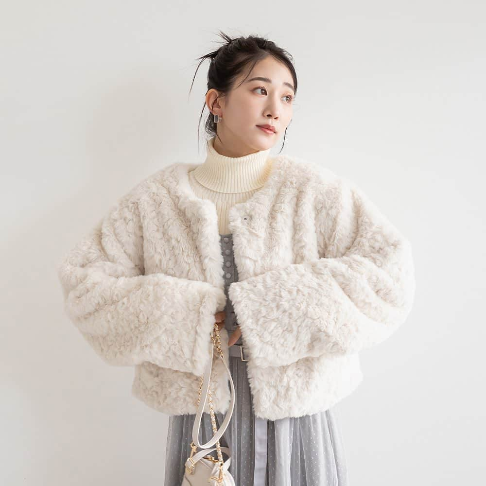 RANDAさんのインスタグラム写真 - (RANDAInstagram)「. 【SHORT FUR BLOUSON】   普段のコーディネートをアップデートしてくれるフェイクファーを使用した高級感あるファーブルゾン🐩 バランスの取りやすいショート丈でスタイルアップ効果も◎  厚手のニットを着込んでももたつかないゆとりのあるサイズ感です。  ──────────  中綿入りショートファーブルゾン （BJ32277）18,920 yen 店舗・オンラインストアで販売中  ──────────   ※詳細は @randa_pic プロフィールURLよりご覧ください！   #RANDA #RANDA20th #2023aw #autumn #wintter #ファーブルゾン #ファーコート #アウターコーデ #秋冬コーデ #autumncoordinate #instafashion #fashion #ootd #ランダ  #ファッション #スタイリング」10月16日 11時43分 - randa_pic