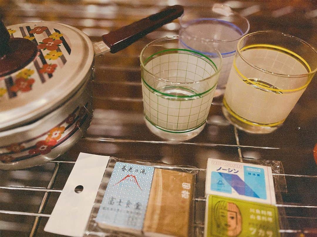 のインスタグラム：「📻  「よくこの店に入ってきたな。しかも準備中って札あんのに。」 と言われつつ仲良くなったアニキたち。  松本市 「万屋 向日葵」 ご当地グッズを探しに目的のお店に行く途中見つけたこのお店。 可愛い懐かしいものが破格の値段でおいてあり、私はホクホクしていた。  本職は別だからこの店は月4回だけしか開けないし雨が降ったら開けない。さっきまで雨が降ってたからすごい確率で私は松本市に来れたようだ。  「ねーちゃん、コーヒーでも飲んでくか」と、熱々の缶コーヒーをひまわりの五十嵐さんがご馳走してくれた。松本市の居酒屋さん「傾奇者」の板前さんや、酒場のタニグチさんも集合していた。  大人になって友達ができたんだよなと 「よぅ兄弟」と言い合いながら話すアニキたちが集う店にいきなり私が乱入したようだ。  いろんな話をしてくれてCDもその場で聴いてくれたり。 今日のライブでお友達にこれあげなよと　万屋向日葵のプレゼント券をくれたり。強面だけど買ったものも1つ1つを新聞で丁寧に包んでくれた。  また松本に来たら必ず遊びに来いよと言ってくれて もっとホクホクしました。  最高なアニキたちに出会えた松本。長野はほんとあったかい人たちにいっぱい出会える土地です。」