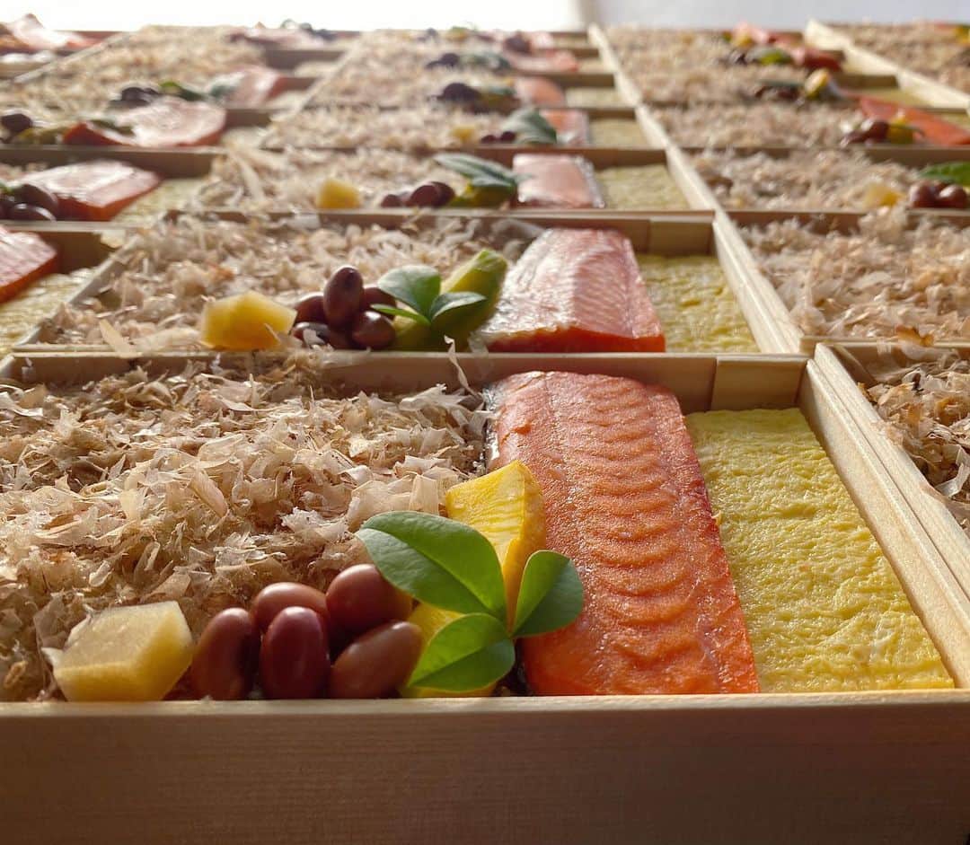 後藤しおりのインスタグラム：「今日はぼだっこ海苔弁当、土鍋ごはん弁当・七寸、八寸の出荷でした。八寸に入った小菊南瓜の煮物。調理法を変えてみたら、更にねっとり美味しく仕上がりました。しっかり食べて、午後もお仕事頑張れますように。」