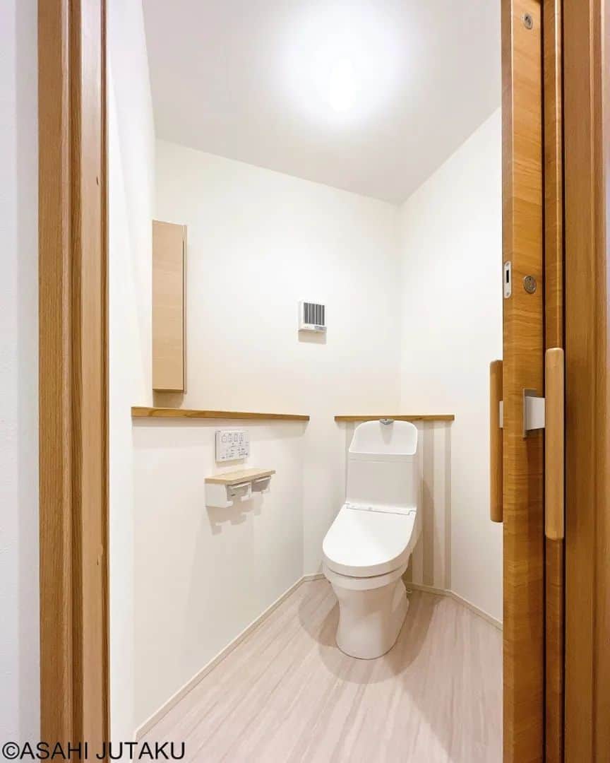 朝日住宅株式会社のインスタグラム：「《トイレ》  デッドスペースの有効な活用の仕方とは？ 間取りを考える上で大変悩まされる問題ではありませんか？ トイレは長方形の空間に・・・とはいつもの発想。 空間を広く見せる工夫としてトイレを斜めに設置+干渉しない引き戸タイプの扉でより使い勝手も◎に。 床や扉もナチュラルな色使いで上品な仕上がりとなりました。  ✜✜✜✜✜✜✜✜✜✜✜✜✜✜✜✜✜✜✜✜✜✜ 施工例をもっと見たい方は こちら⇒ @asahijutaku　　　　　　　　　　　　　　　　　　浜松笠井展示場ご見学希望の方は こちら⇒ @asahijutaku.hamamatsu　　　　　　　　　　　　✜✜✜✜✜✜✜✜✜✜✜✜✜✜✜✜✜✜✜✜✜✜  #引き戸タイプ扉 #斜め設置トイレ #デッドスペース施工例 #朝日住宅 #住宅 #住宅デザイン #インテリア #マイホーム #マイホーム計画 #家づくり #おうち時間 #こだわりの家 #施工例 #新築 #一戸建て #注文住宅 #自由設計 #規格住宅 #高気密高断熱 #免疫住宅 #全館空調 #丁寧な暮らし #静岡県西部　#静岡県西部注文住宅 #磐田市 #磐田市住宅会社 #磐田市注文住宅 #浜松市 #浜松市住宅展示場 #浜松市モデルハウス」