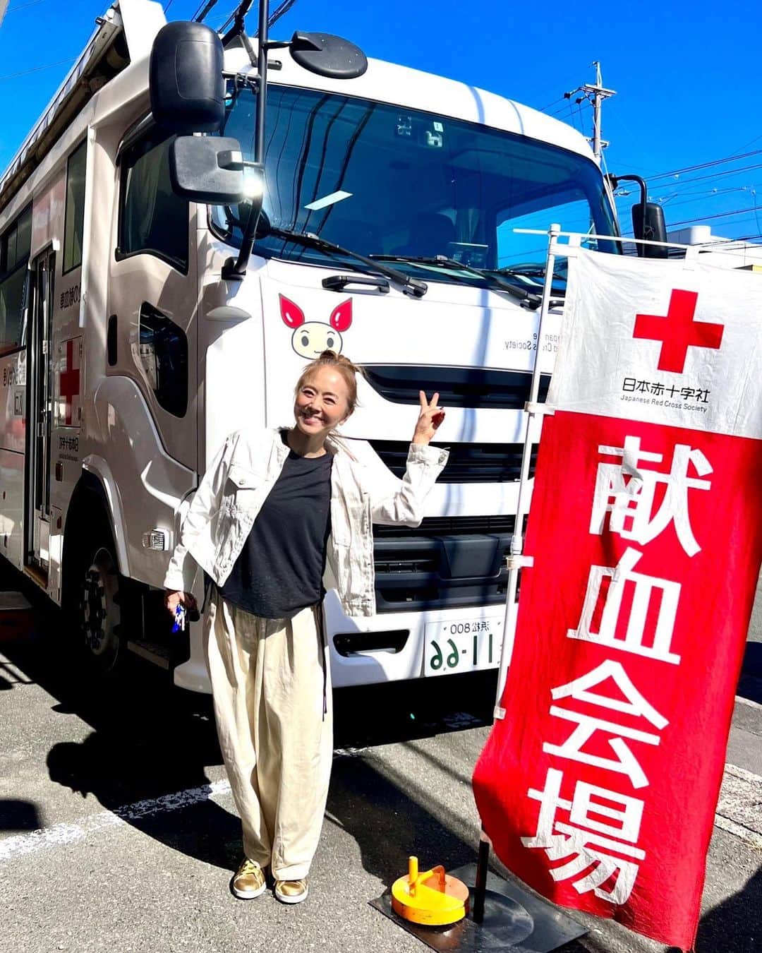 熊谷真実さんのインスタグラム写真 - (熊谷真実Instagram)「浜松テイオー産業さんでやっている 献血カーの前で  実は行ったらできませんでした  なぜなら海外渡航してたから。 とほほ  皆様！  ぜし！ ぜし！  行ってくださいね  献血は簡単にできるボランティア  テイオーさんから 美味しいあん食パンもれなくもらえます！！  例え わたしのようにできずとも！  ##熊谷真実 #テイオー産業 #浜松リブラン #献血カーなう #四時までやってます #血液検査にもなる」10月16日 11時39分 - mami_kumagai310