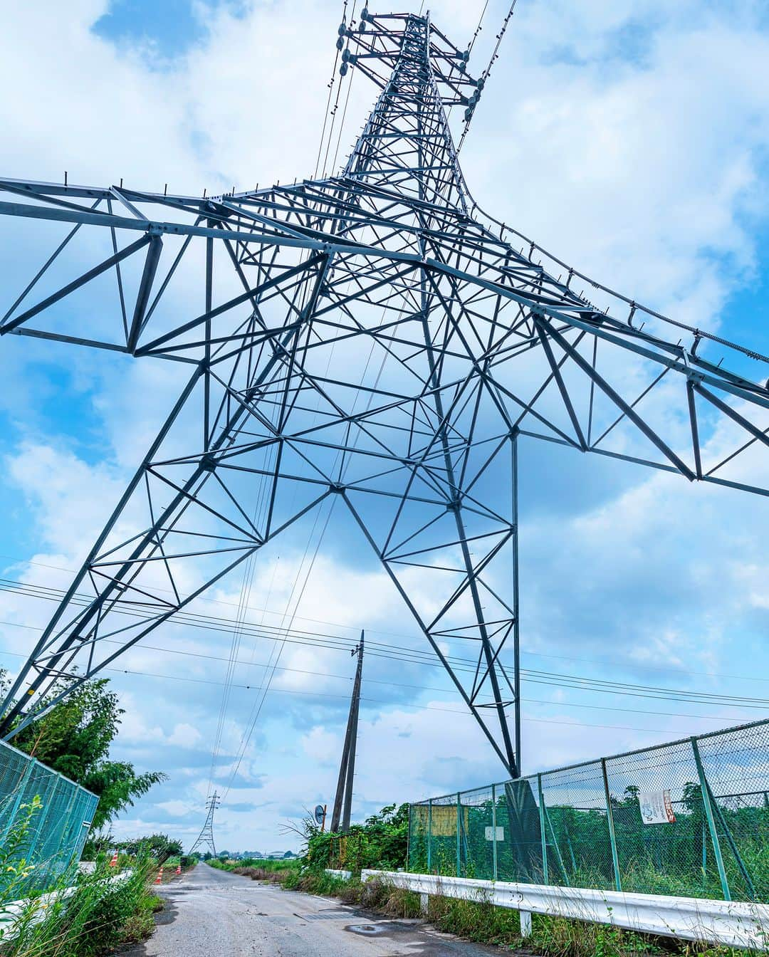 東京電力ホールディングス株式会社のインスタグラム：「大股鉄塔と青空 Steel Tower and Blue Sky  #東京電力 #tepco #群馬県 #鉄塔 #鉄塔のある風景 #鉄塔の会 #送電鉄塔 #鉄塔好き #鉄塔と空 #送電線鉄塔 #高圧電線 #steeltower #pylon #pylons #steeltower_artistic #nwdel #風景写真 #景色写真 #青空 #skyblue」