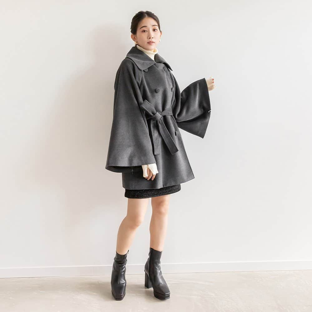 RANDAさんのインスタグラム写真 - (RANDAInstagram)「. 【PONCHO CAPE COAT】   長すぎず短すぎない程よい丈感の女性らしいAラインのシルエットが上品な、クラシカルムード漂うポンチョケープコート。 2パターン楽しめる衿や袖のファスナーなど、こだわりのディティールを詰め込んだ1着です。  ミニ丈×ロングブーツのコーデにさっと羽織ればトレンド感溢れるスタイリングに🩶  ──────────  ポンチョケープコート （BJ32279）26,400 yen 店舗・オンラインストアで販売中  ──────────   ※詳細は @randa_pic プロフィールURLよりご覧ください！   #RANDA #RANDA20th #2023aw #autumn #wintter #ポンチョコート #ポンチョケープコート #アウターコーデ #秋冬コーデ #autumncoordinate #instafashion #fashion #ootd #ランダ  #ファッション #スタイリング」10月16日 11時51分 - randa_pic