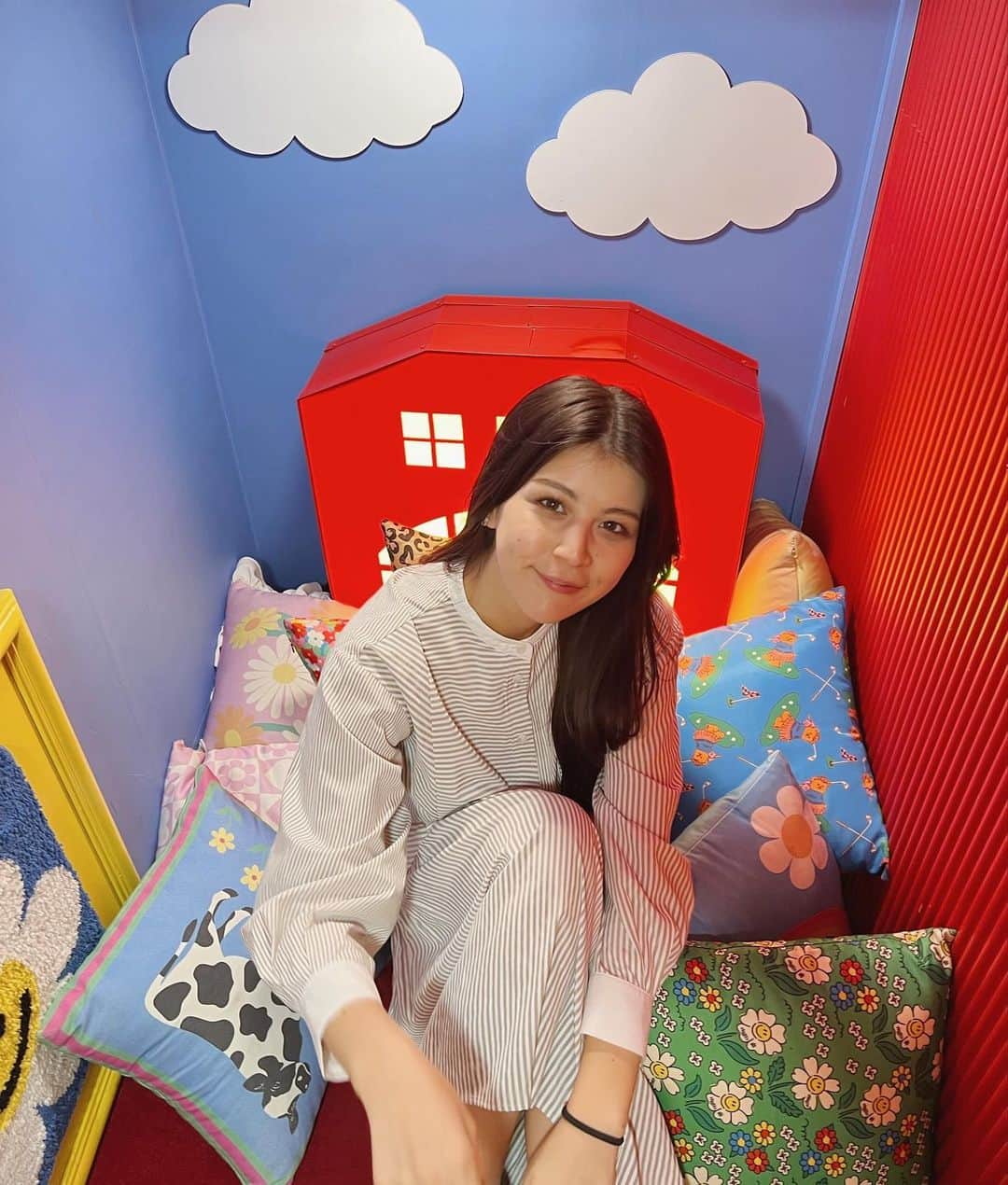 九里聖莉奈のインスタグラム：「.  韓国の今どきのお店はどのお店も外観から内装まで すべて凝っていて、 いつどこで写真撮ってもかわいかった😭❤️‍🔥 ⁡ このお店は雑貨屋さんなんだけど お店の中がおもちゃ箱？子供の部屋？みたいな感じで ポップでかわいかったです:)🍭🌈👶 ⁡ #kuriseri #韓国 #wigglewiggle  ⁡」