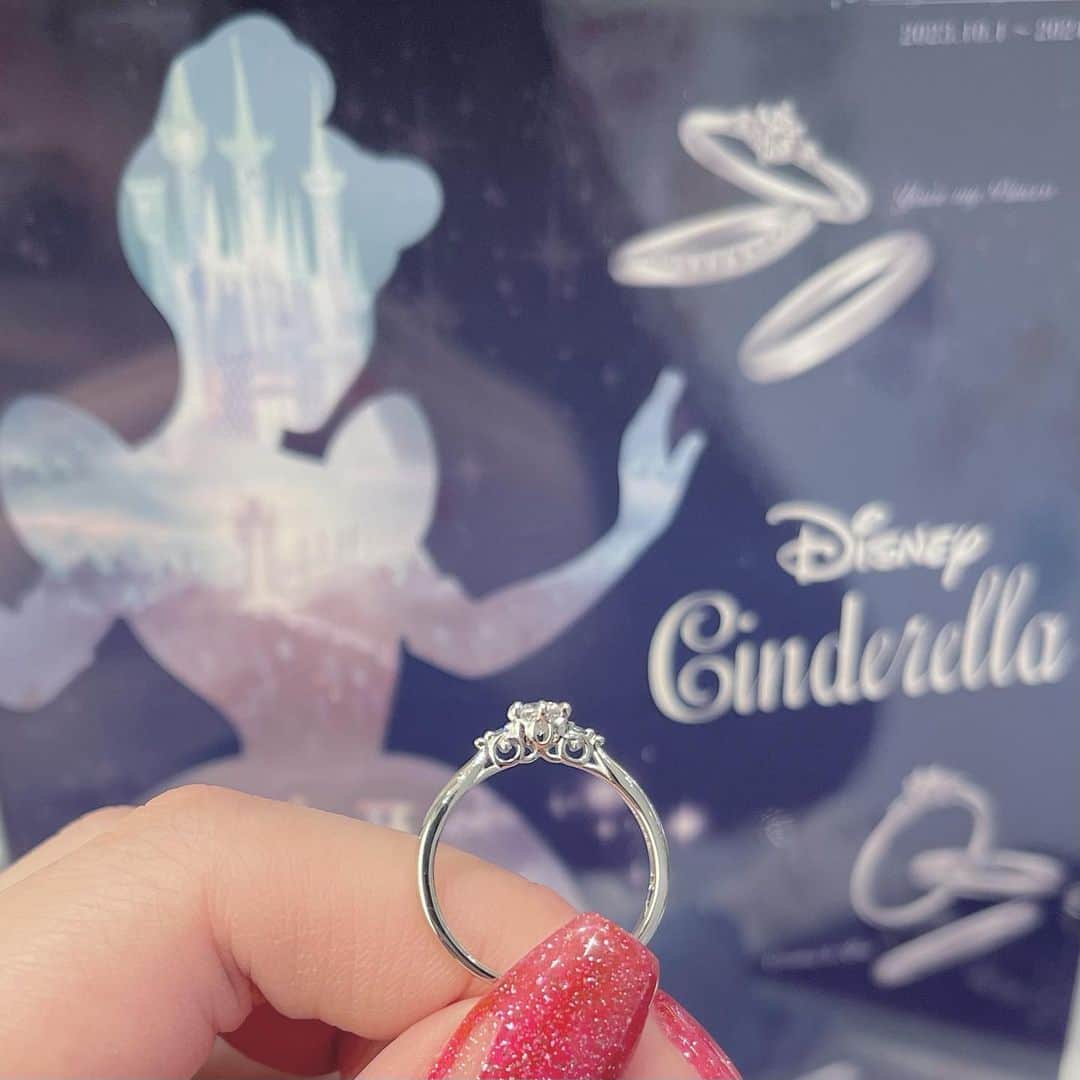 garden(ガーデン)本店さんのインスタグラム写真 - (garden(ガーデン)本店Instagram)「ディズニー好きさん必見！毎年人気の“Disney Cinderella”から新作登場💍✨  シンデレラのブルーのドレスを模したブルーダイヤが可愛いデザイン“Coming to you”  婚約指輪はなんと！横から見たらカボチャの馬車のデザインに🎃🩵  #ディズニー #シンデレラ #ディズニー結婚指輪 #シンデレラ結婚指輪 #結婚指輪 #婚約指輪 #プロポーズ #ディズニープロポーズ #ディズニー好きな人と繋がりたい」10月16日 11時50分 - garden_honten